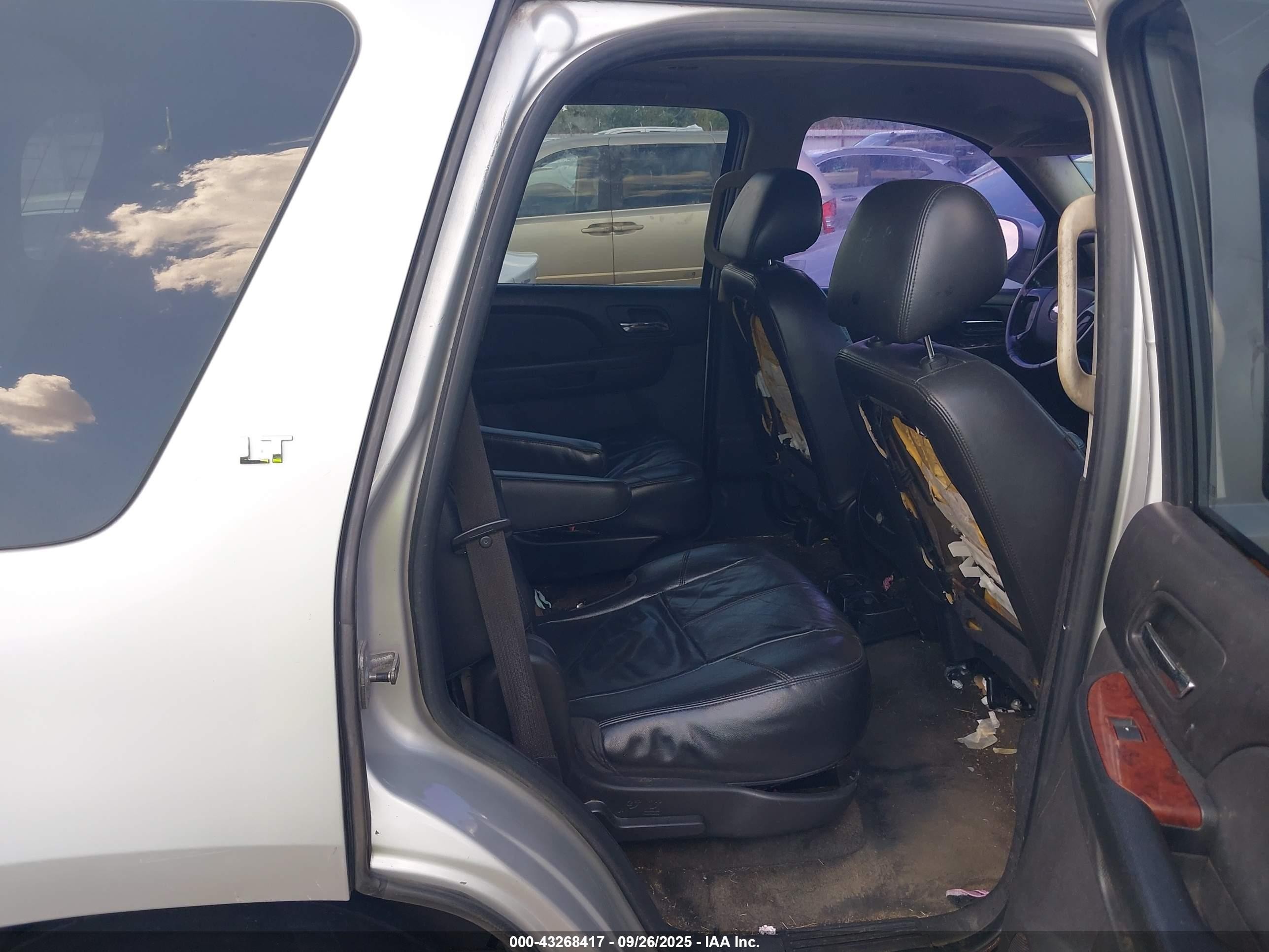 2010 Chevrolet Tahoe Lt Silver vin: 1GNMCBE37AR172733