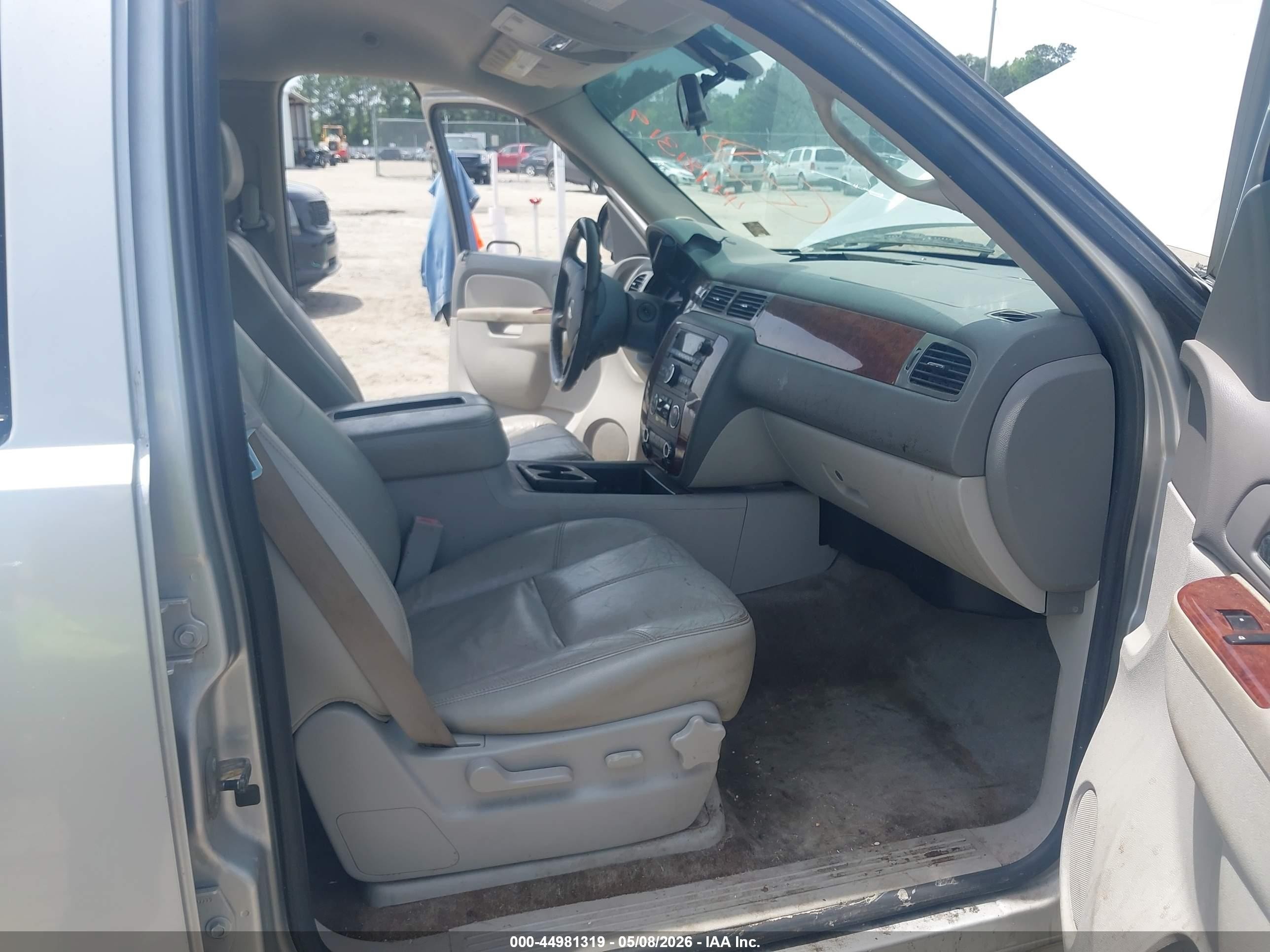 2010 Chevrolet Tahoe Lt Silver vin: 1GNMCBE37AR173252
