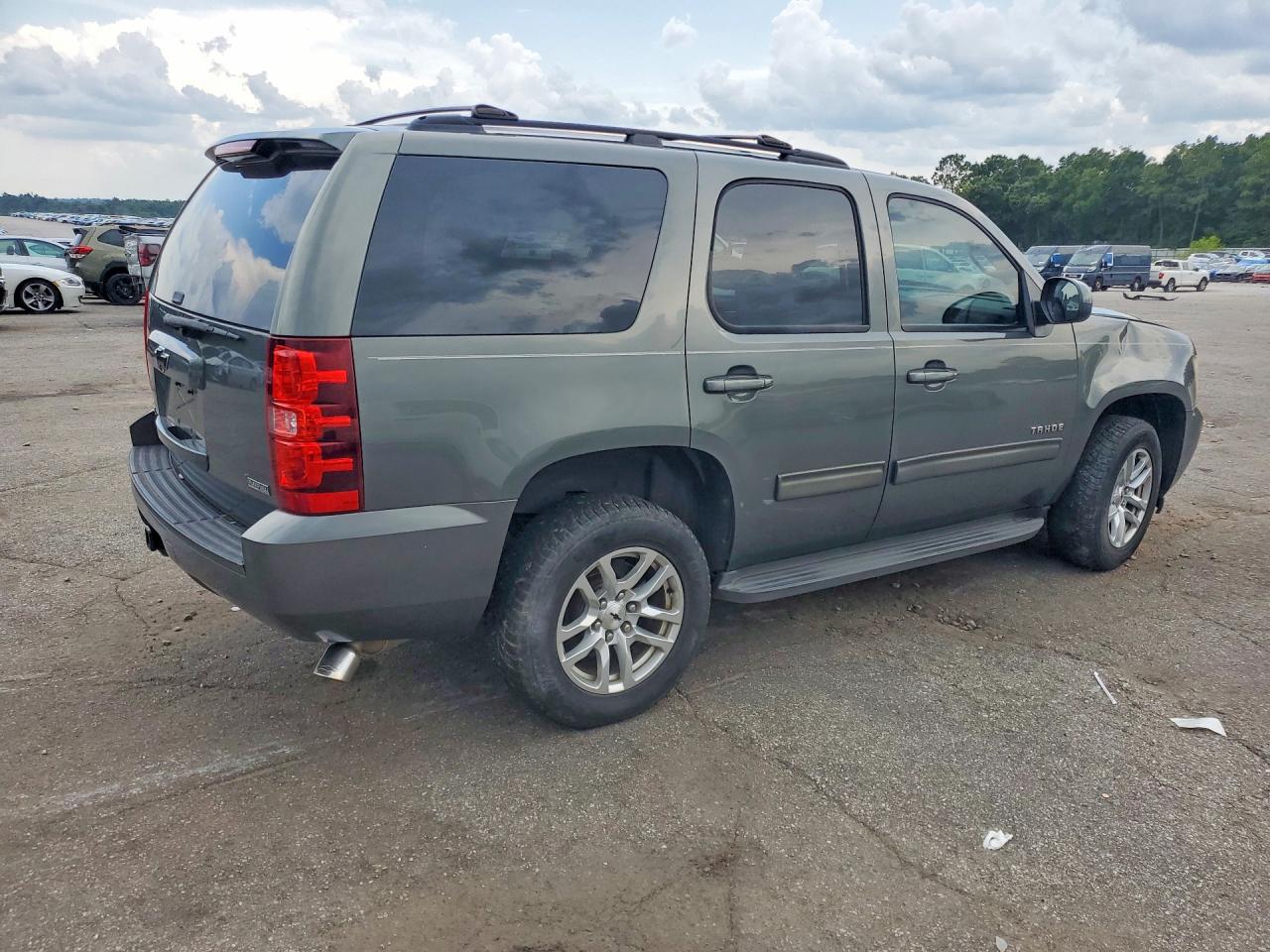 2011 Chevrolet Tahoe C1500 Ls Gray vin: 1GNSCAE00BR155135