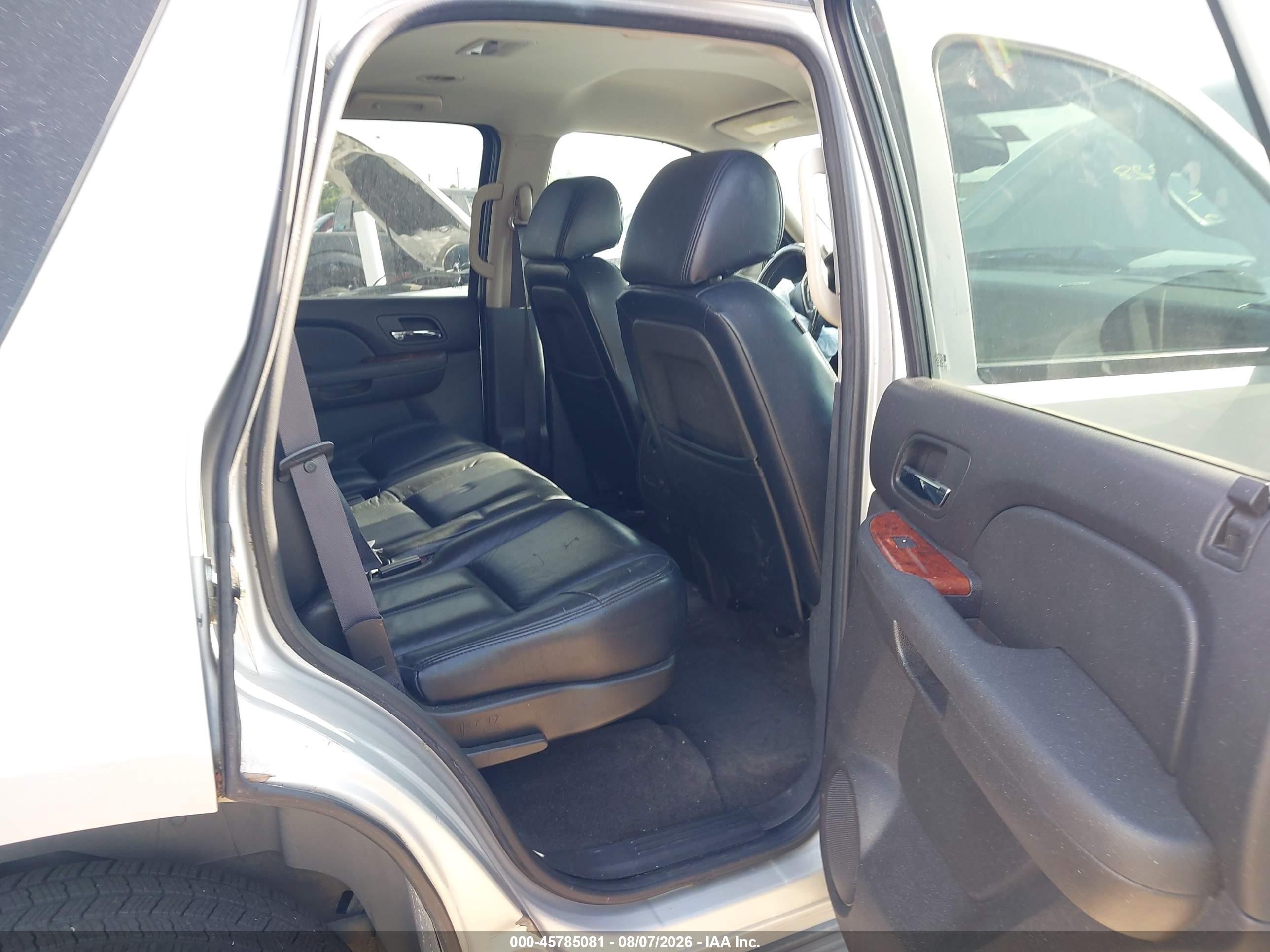 2011 Chevrolet Tahoe Ls Silver vin: 1GNSCAE00BR308175