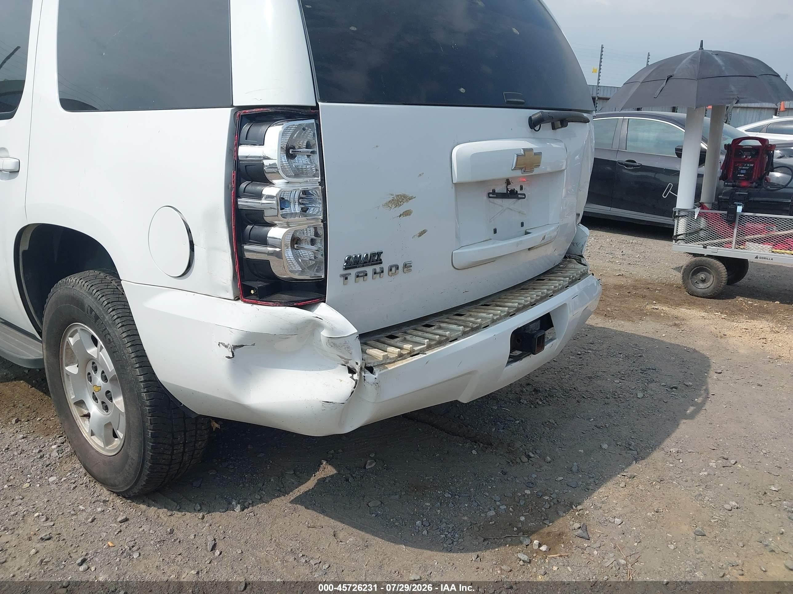 2011 Chevrolet Tahoe Ls White vin: 1GNSCAE00BR396192