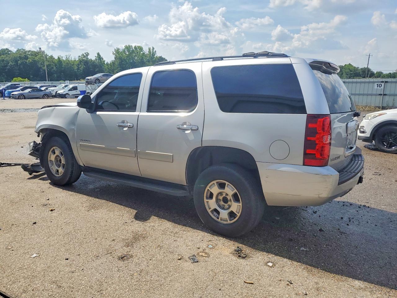 2013 Chevrolet Tahoe C1500 Ls Серебряный vin: 1GNSCAE02DR369112