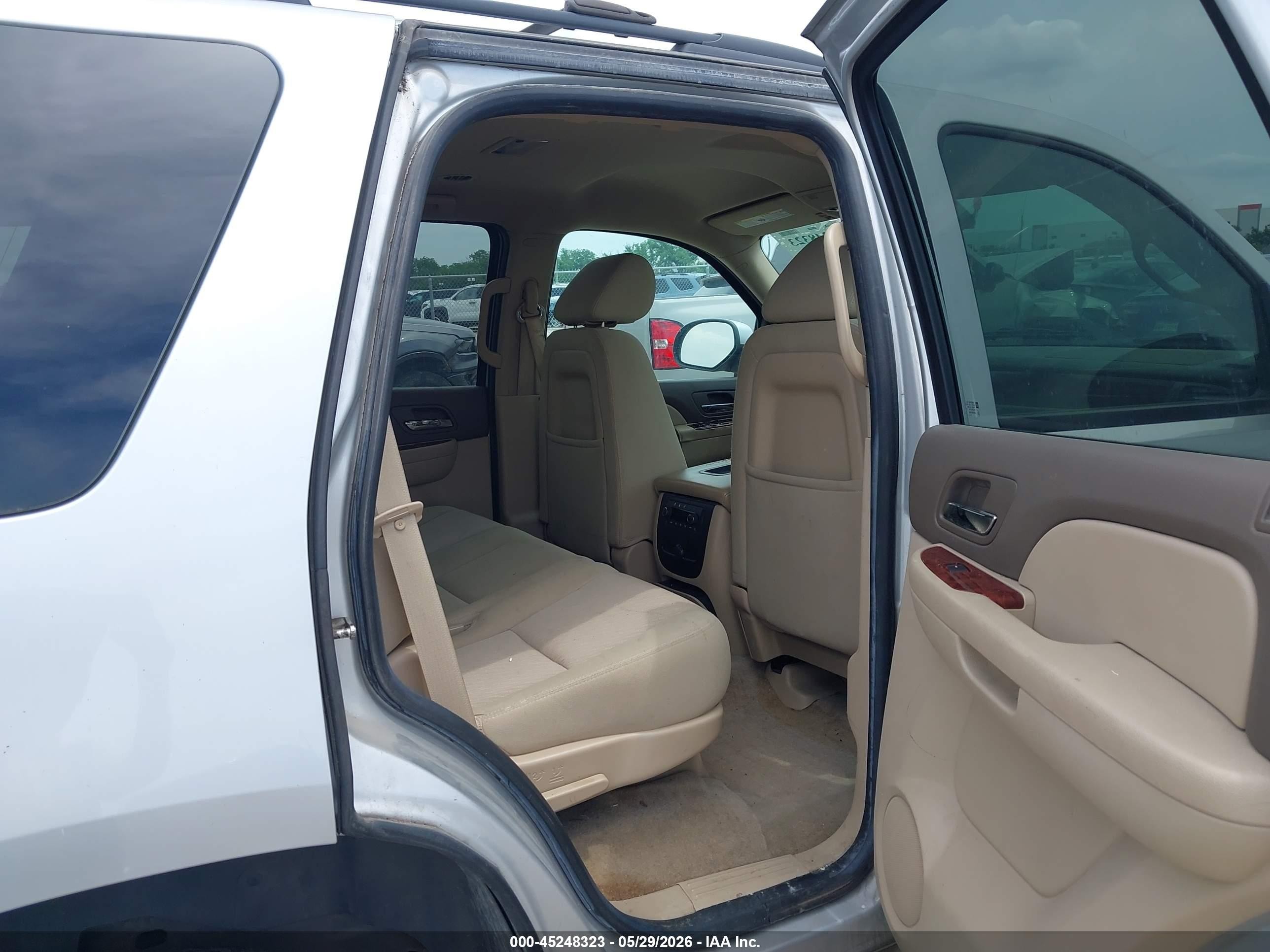 2014 Chevrolet Tahoe Ls Silver vin: 1GNSCAE02ER156758
