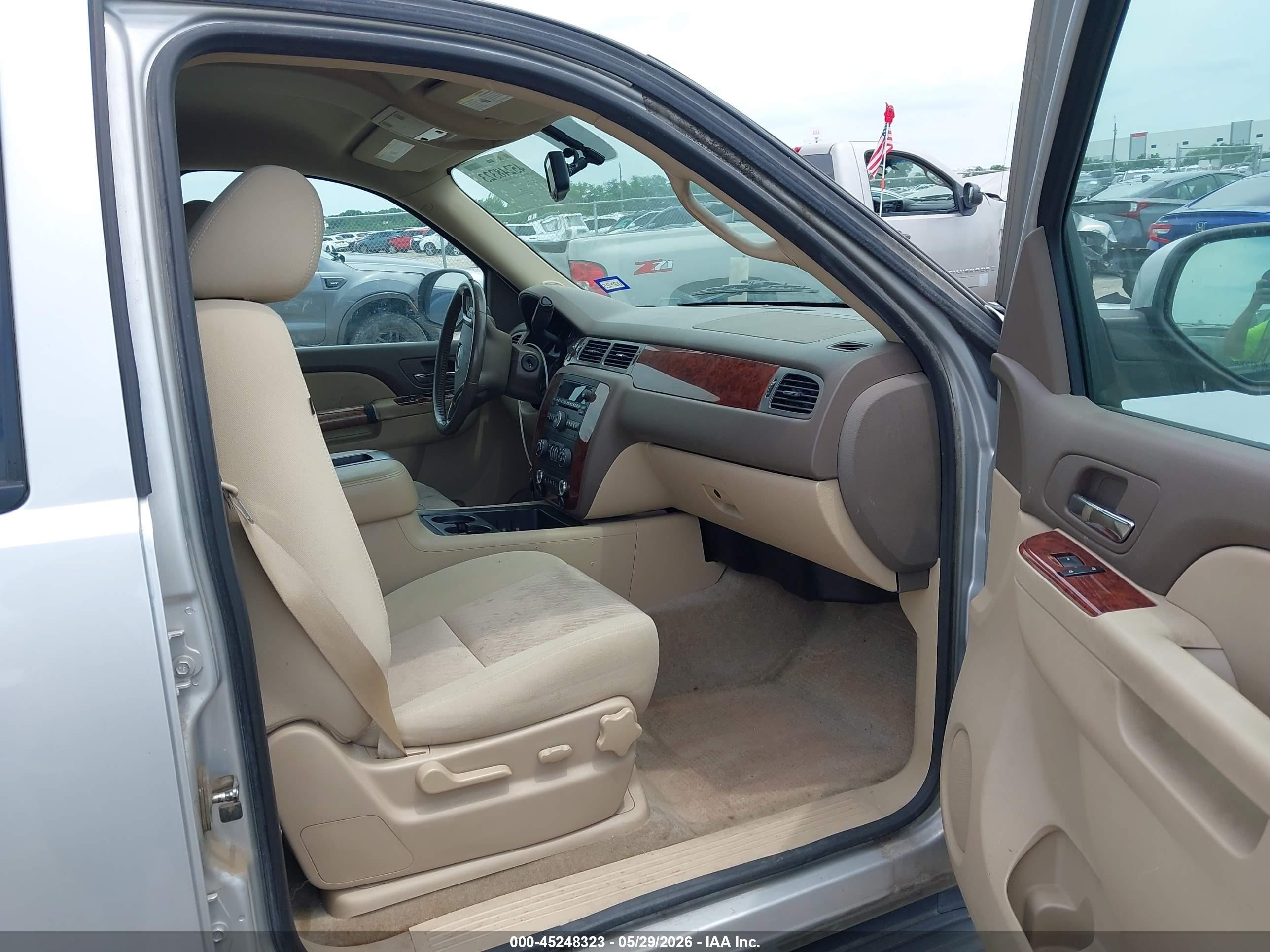 2014 Chevrolet Tahoe Ls Silver vin: 1GNSCAE02ER156758