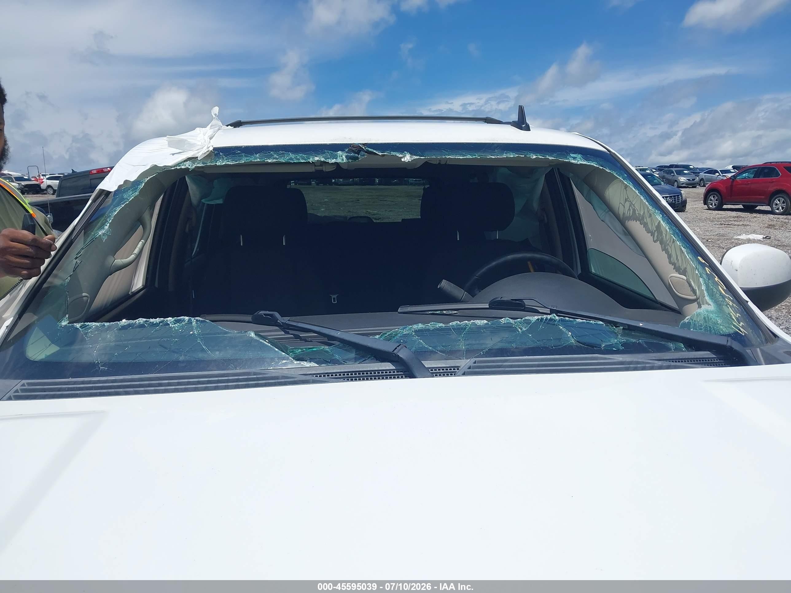 2013 Chevrolet Tahoe Ls White vin: 1GNSCAE03DR332196