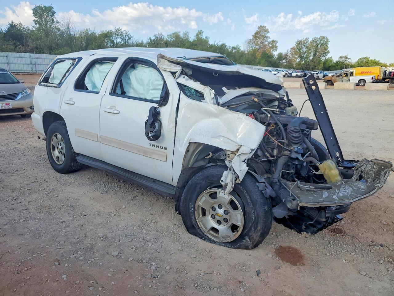 2011 Chevrolet Tahoe C1500 Ls White vin: 1GNSCAE04BR230032