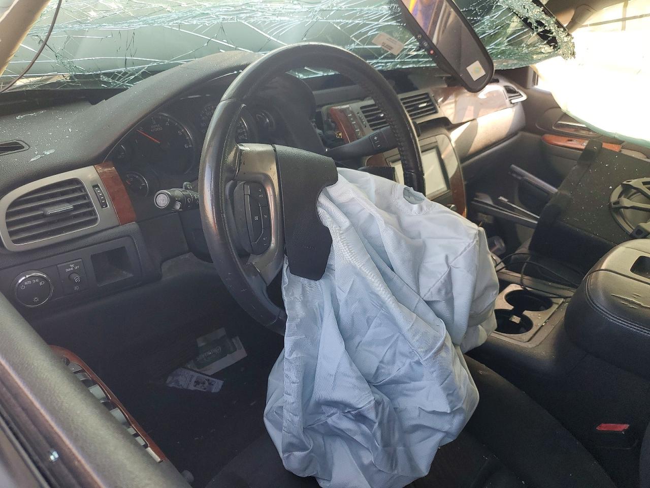 2011 Chevrolet Tahoe C1500 Ls White vin: 1GNSCAE04BR230032