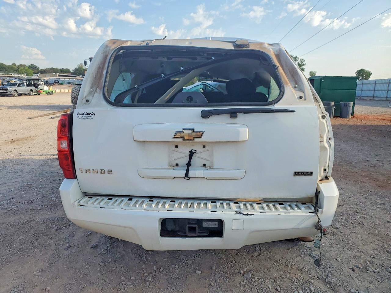 2011 Chevrolet Tahoe C1500 Ls White vin: 1GNSCAE04BR230032