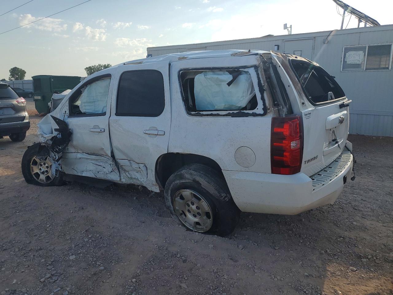 2011 Chevrolet Tahoe C1500 Ls White vin: 1GNSCAE04BR230032