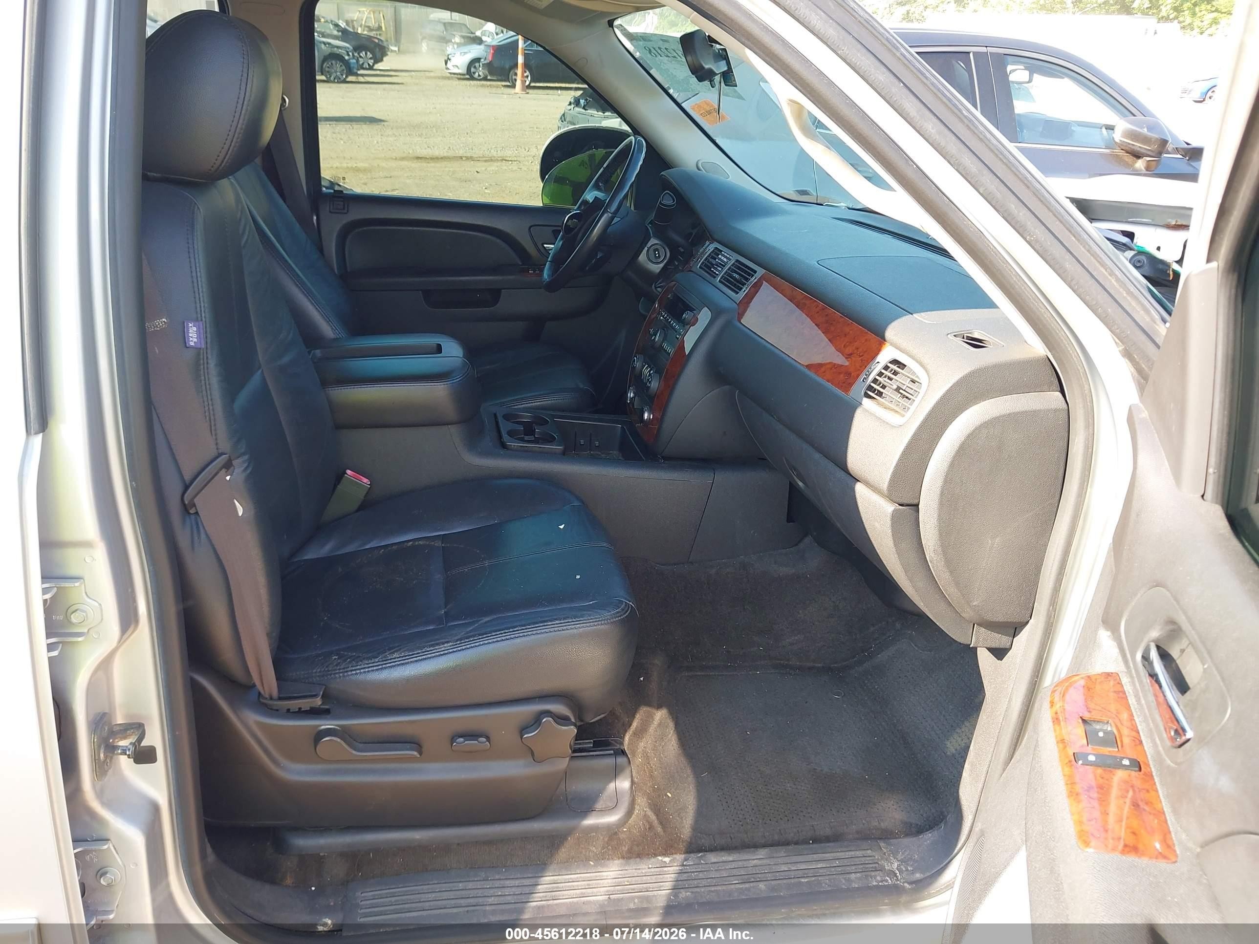 2011 Chevrolet Tahoe Ls Серебряный vin: 1GNSCAE05BR360837