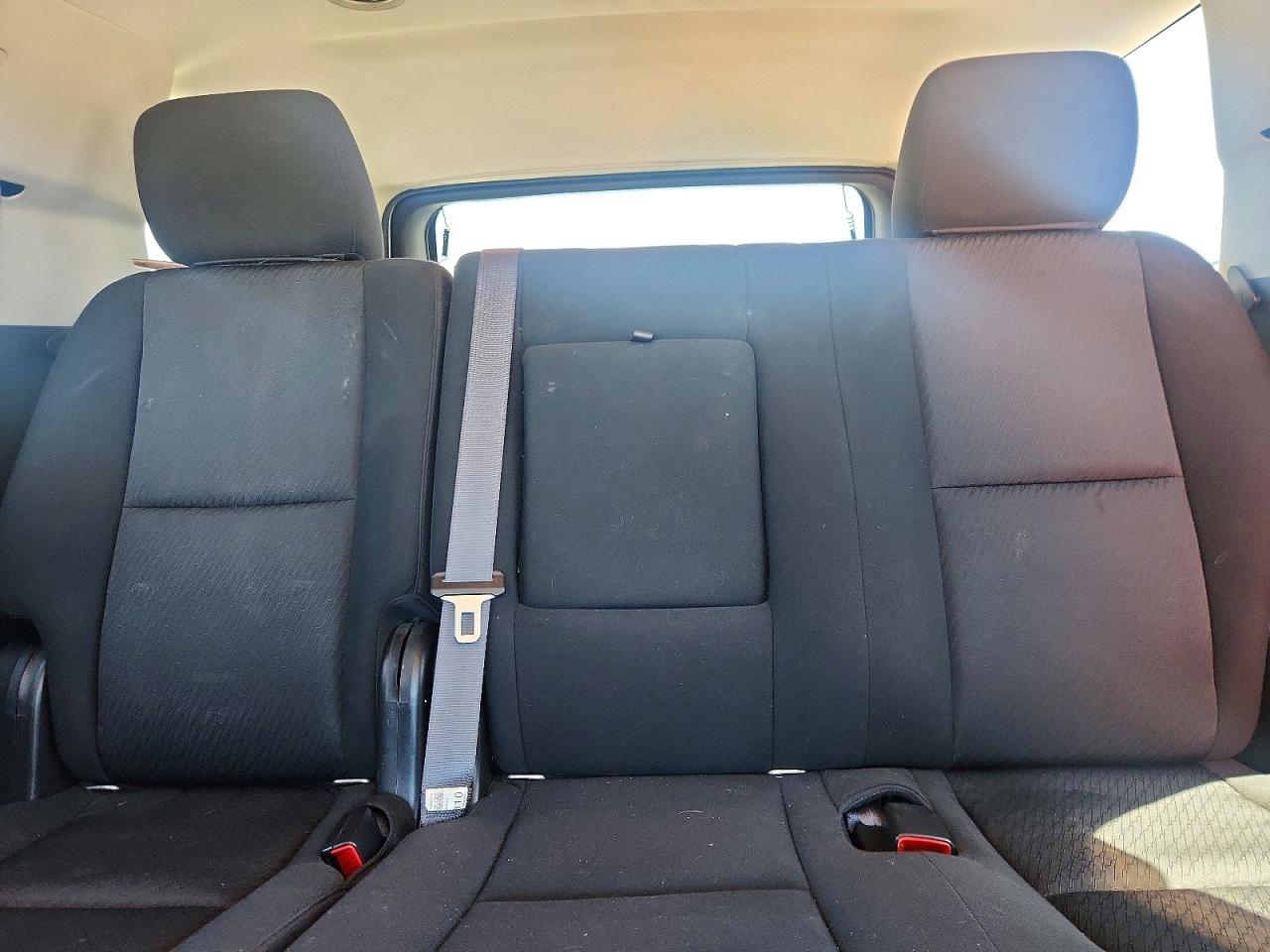 2011 Chevrolet Tahoe C1500 Ls White vin: 1GNSCAE06BR163255