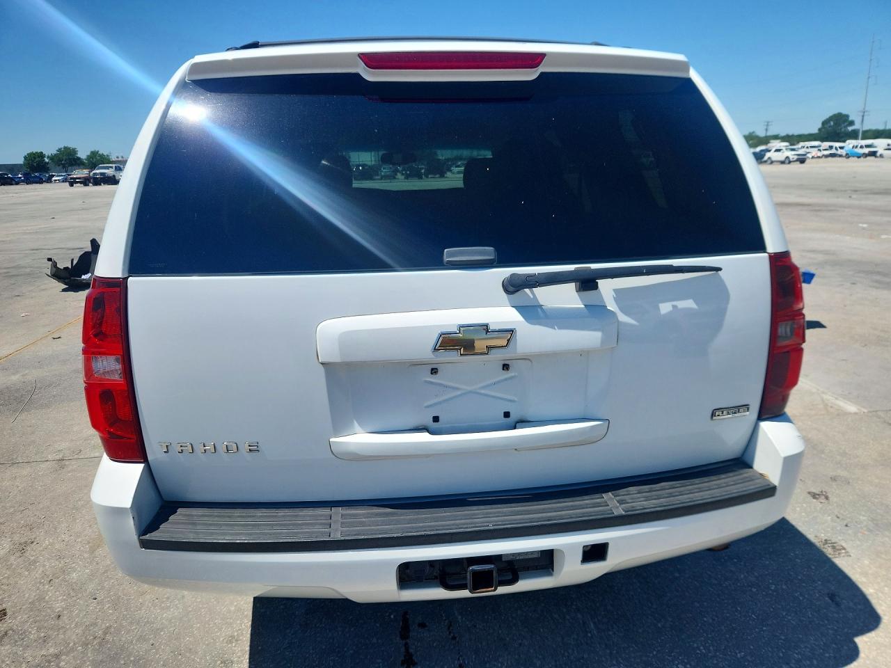 2011 Chevrolet Tahoe C1500 Ls White vin: 1GNSCAE06BR163255