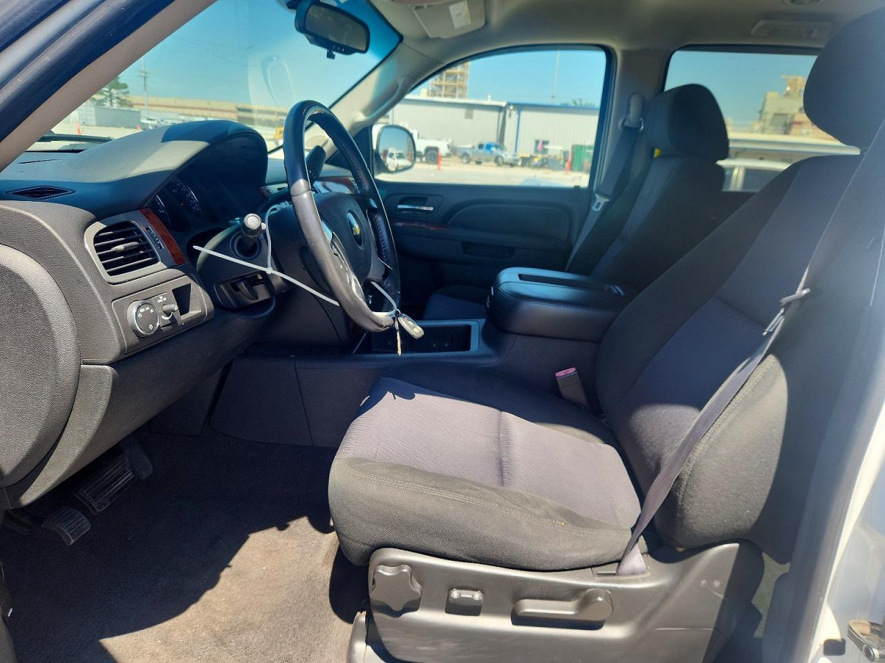 2011 Chevrolet Tahoe C1500 Ls White vin: 1GNSCAE06BR163255