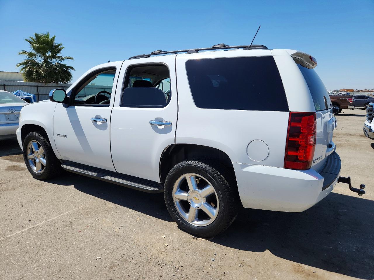 2011 Chevrolet Tahoe C1500 Ls Белый vin: 1GNSCAE06BR291463