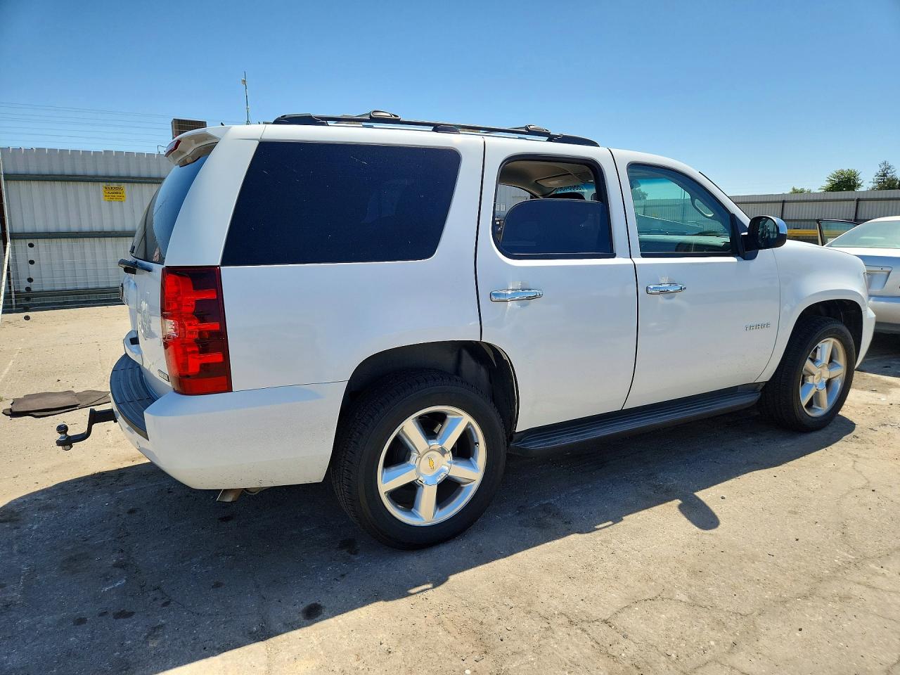 2011 Chevrolet Tahoe C1500 Ls Белый vin: 1GNSCAE06BR291463