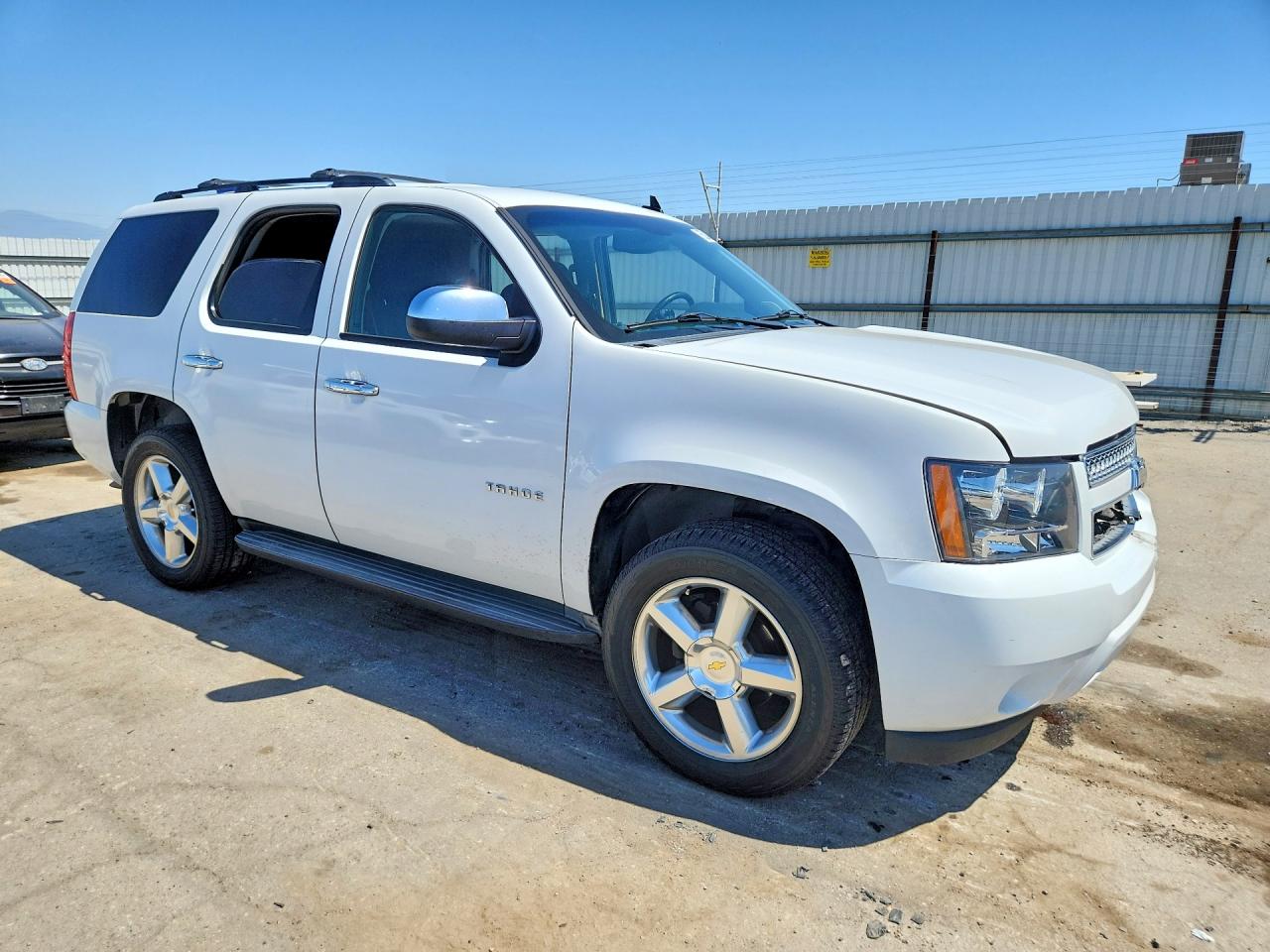 2011 Chevrolet Tahoe C1500 Ls Белый vin: 1GNSCAE06BR291463
