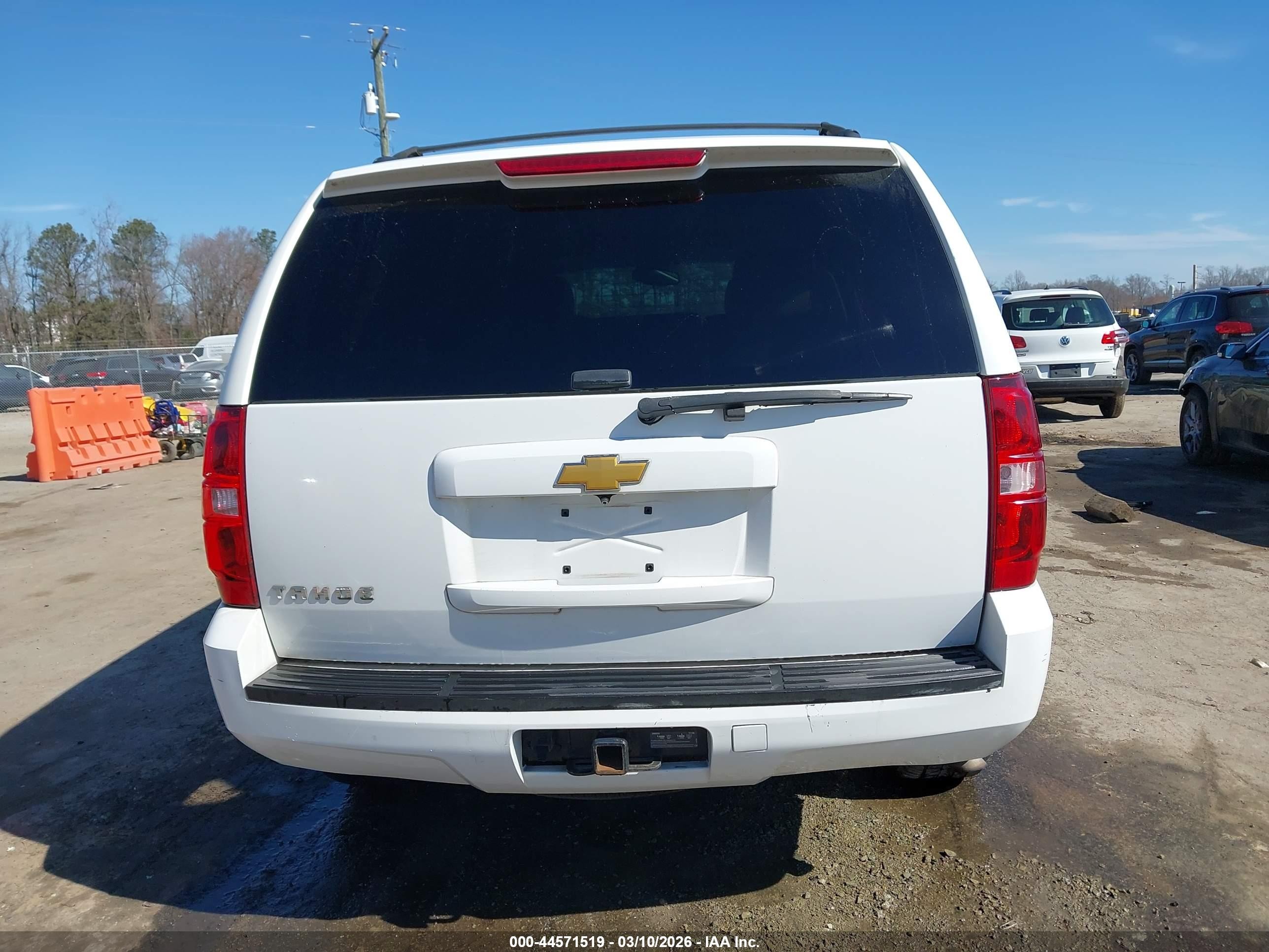 2013 Chevrolet Tahoe Ls Белый vin: 1GNSCAE06DR144322