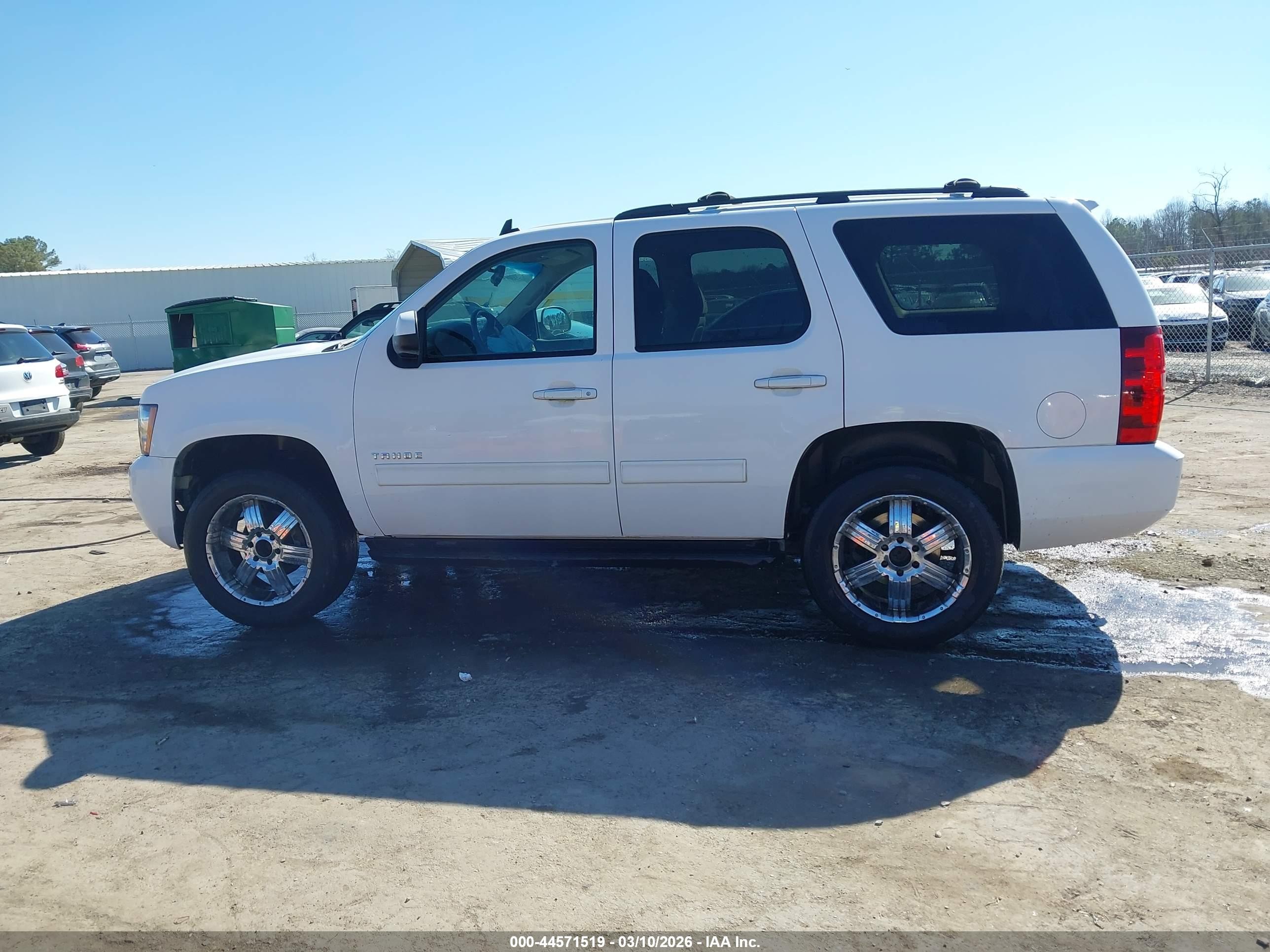 2013 Chevrolet Tahoe Ls Белый vin: 1GNSCAE06DR144322