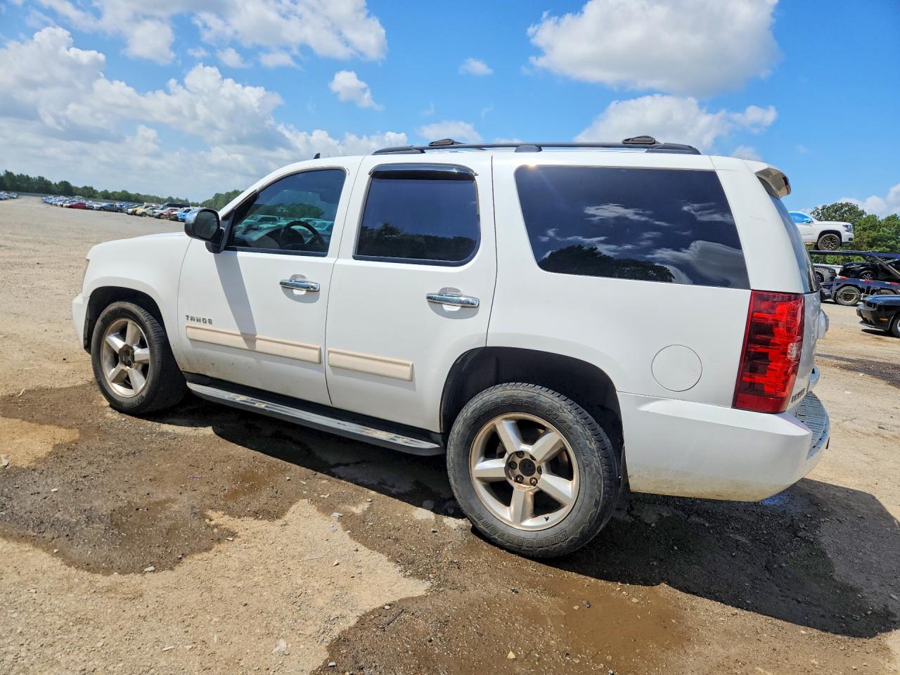 2012 Chevrolet Tahoe C1500 Ls White vin: 1GNSCAE07CR206292