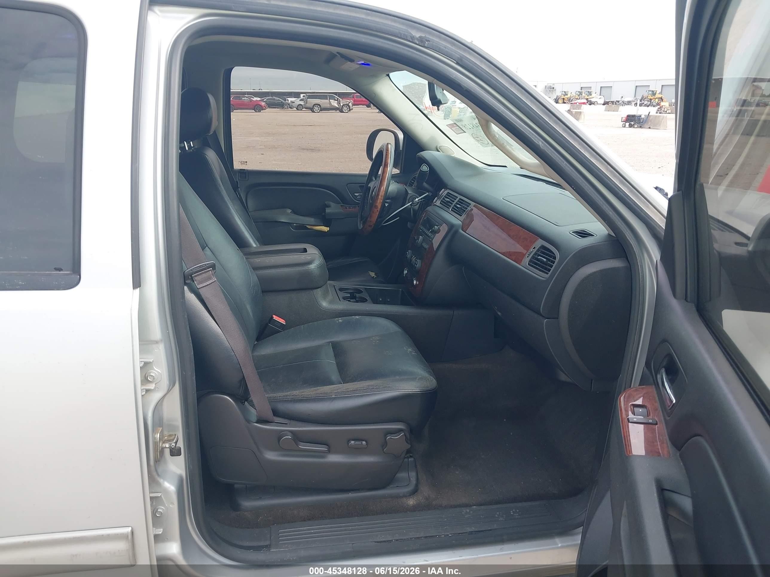 2013 Chevrolet Tahoe Ls Серебряный vin: 1GNSCAE07DR141686