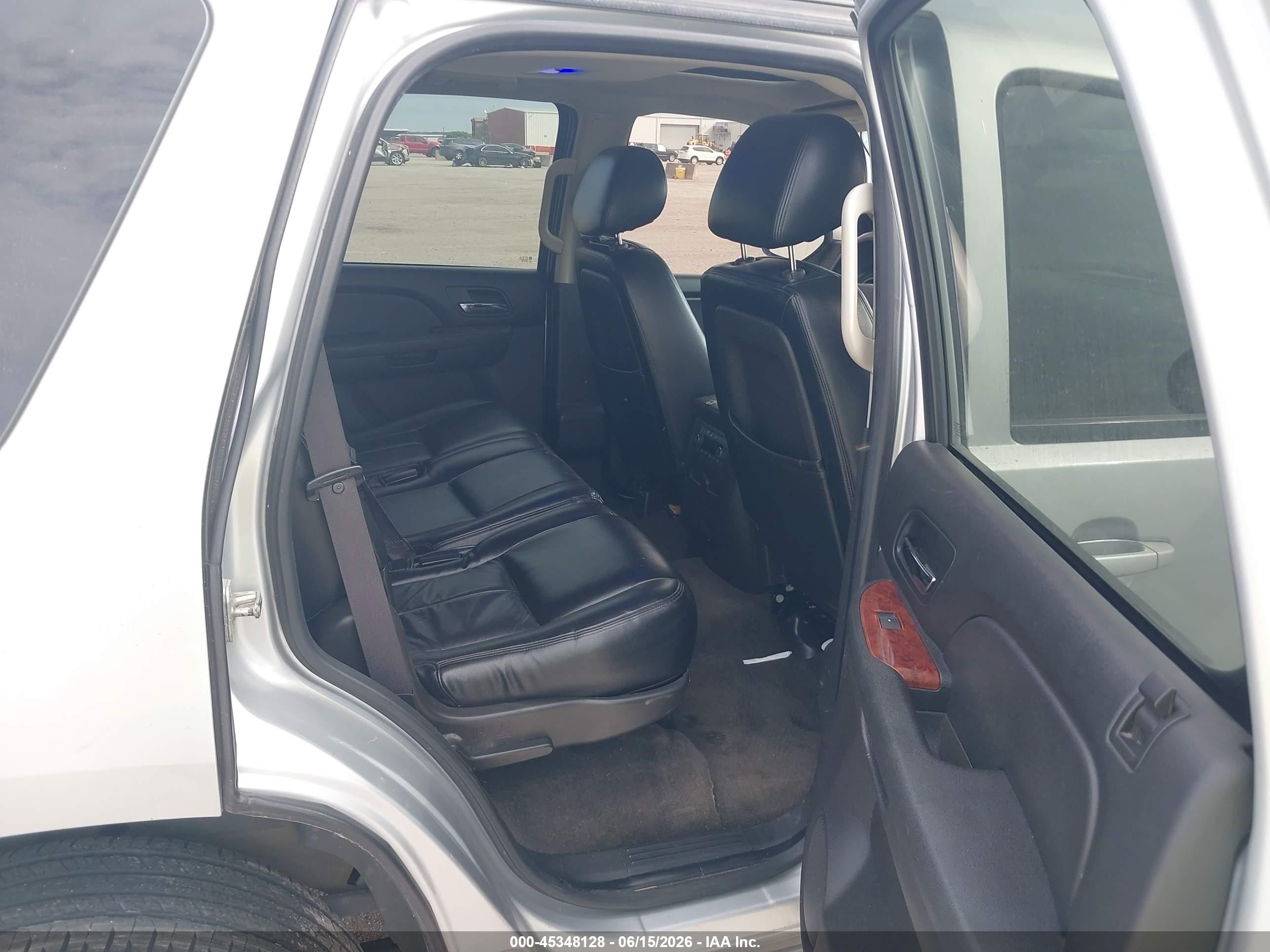 2013 Chevrolet Tahoe Ls Серебряный vin: 1GNSCAE07DR141686