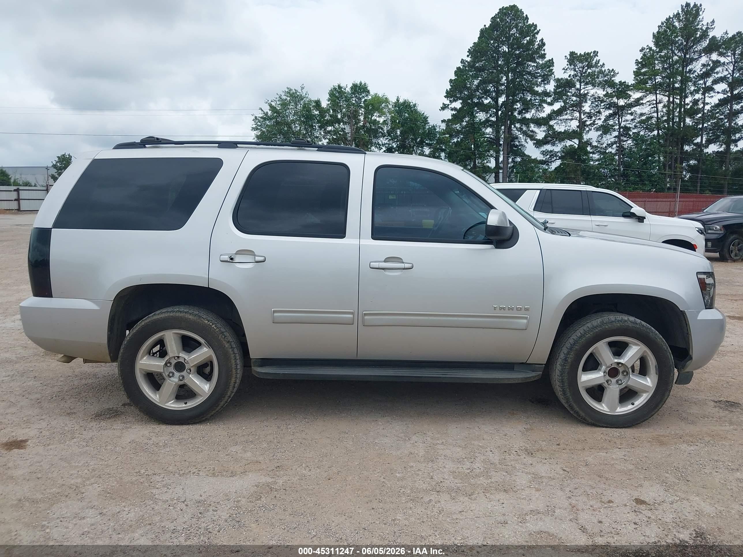 2011 Chevrolet Tahoe Ls Silver vin: 1GNSCAE08BR375087