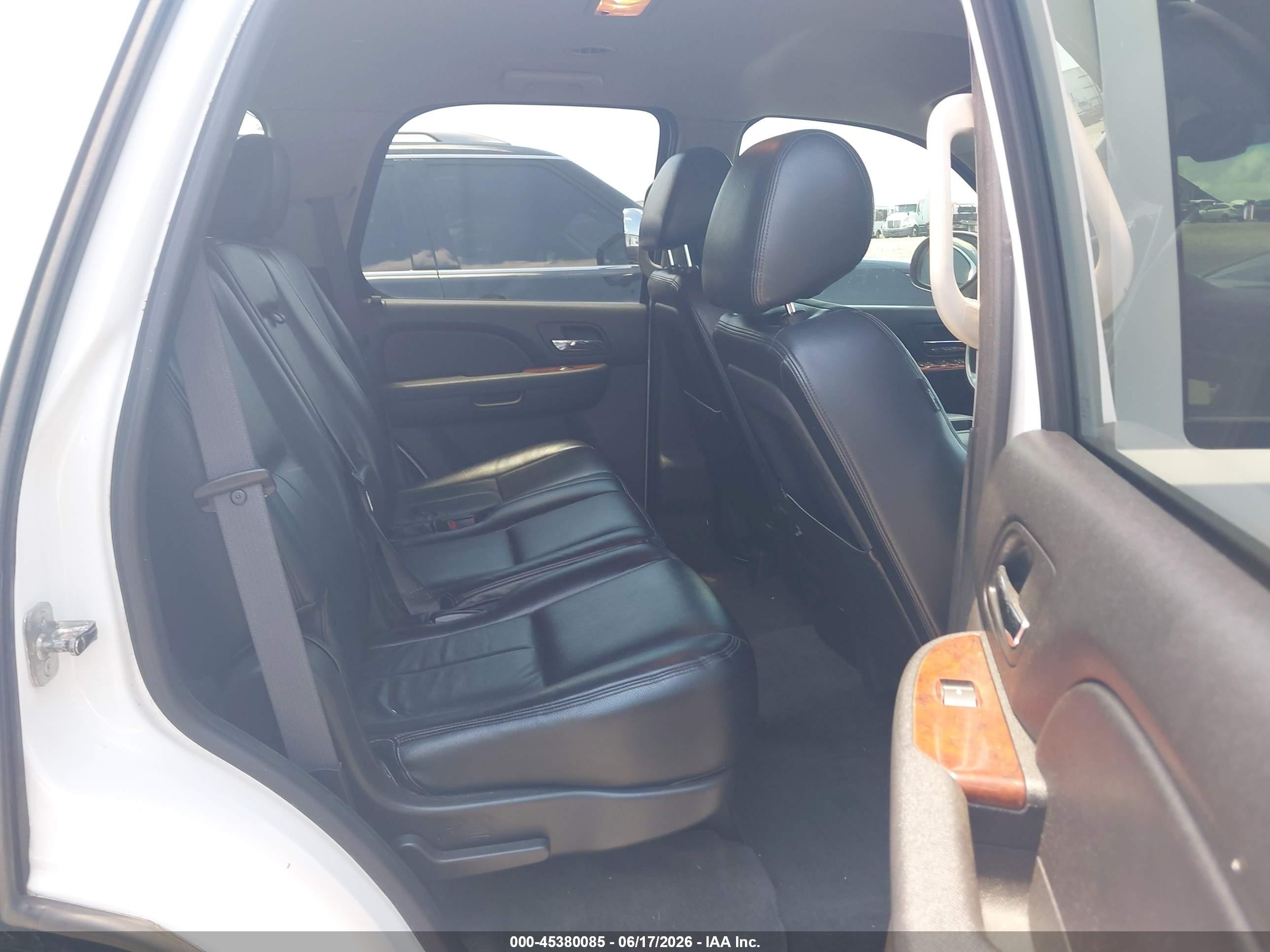2011 Chevrolet Tahoe Ls White vin: 1GNSCAE0XBR377679