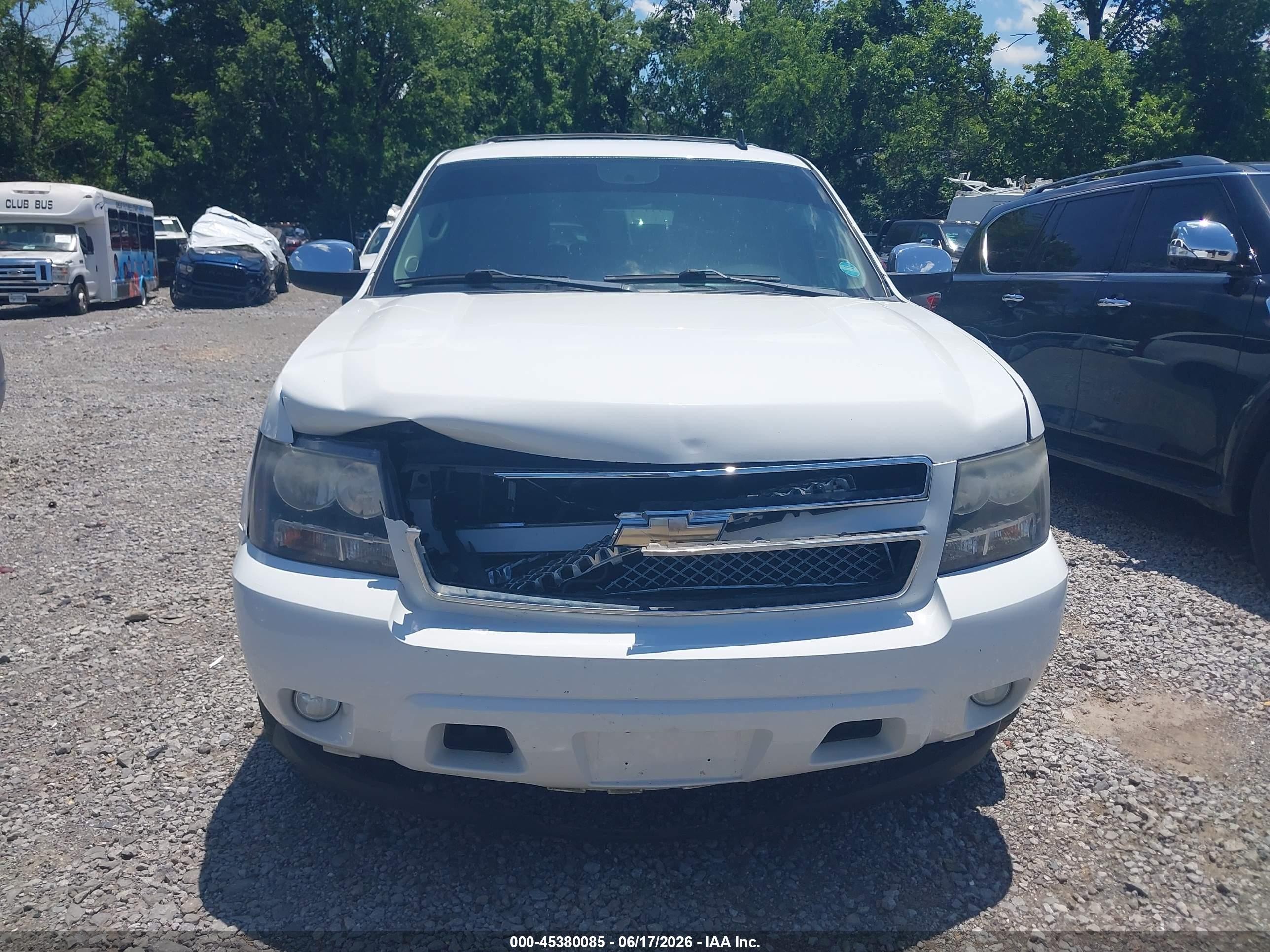 2011 Chevrolet Tahoe Ls White vin: 1GNSCAE0XBR377679
