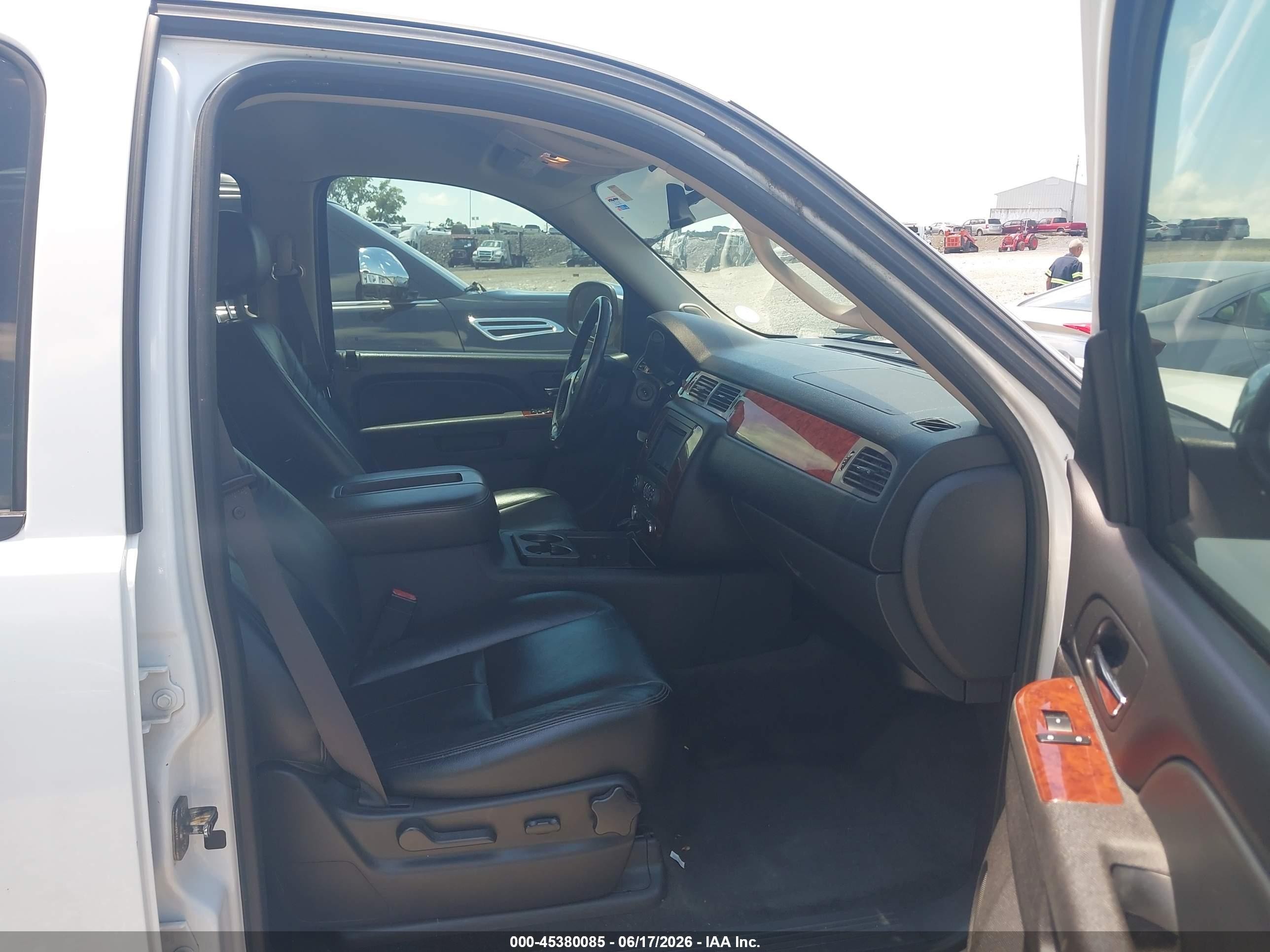 2011 Chevrolet Tahoe Ls White vin: 1GNSCAE0XBR377679