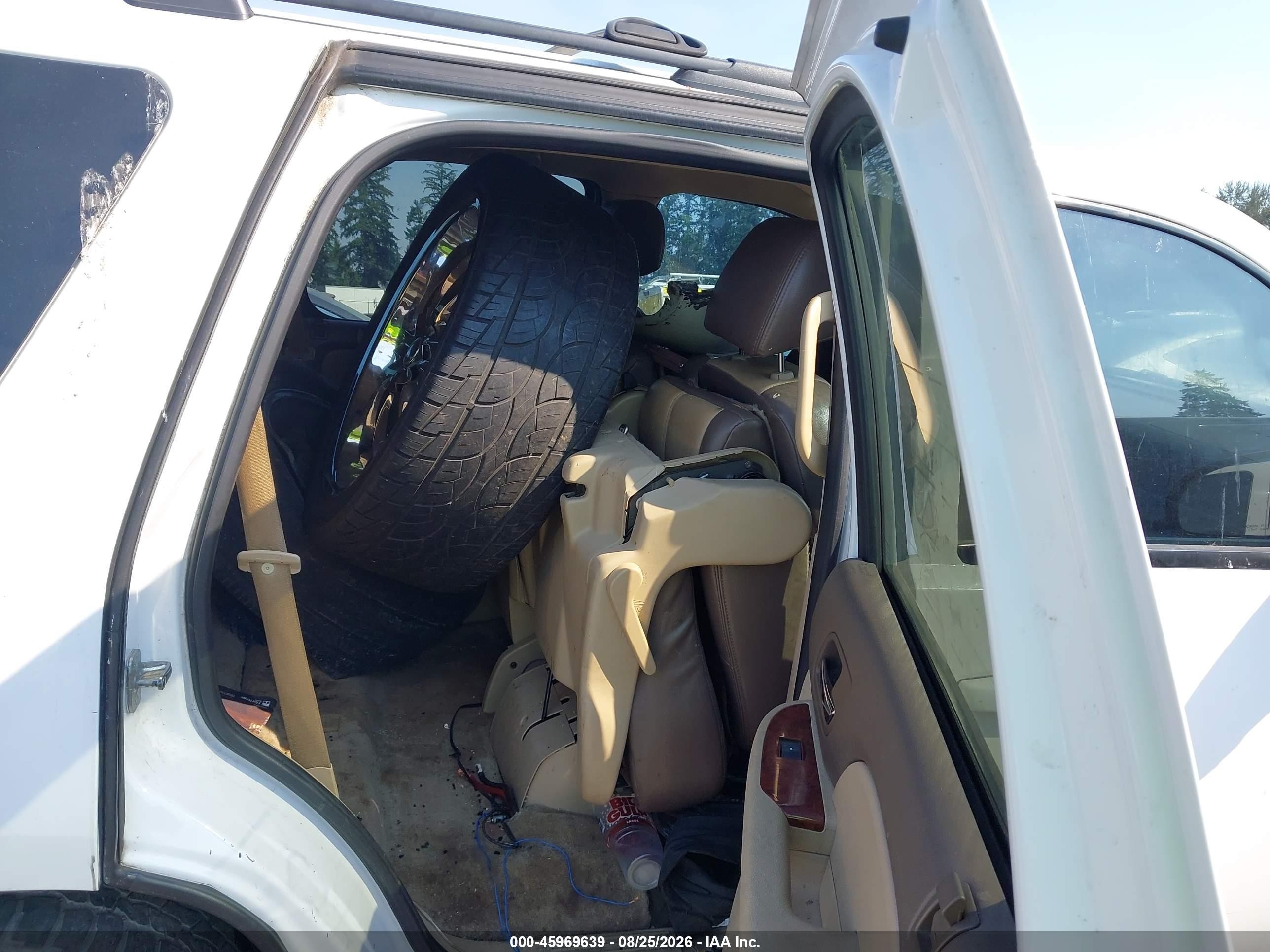 2011 Chevrolet Tahoe Ls White vin: 1GNSCAE0XBR390576