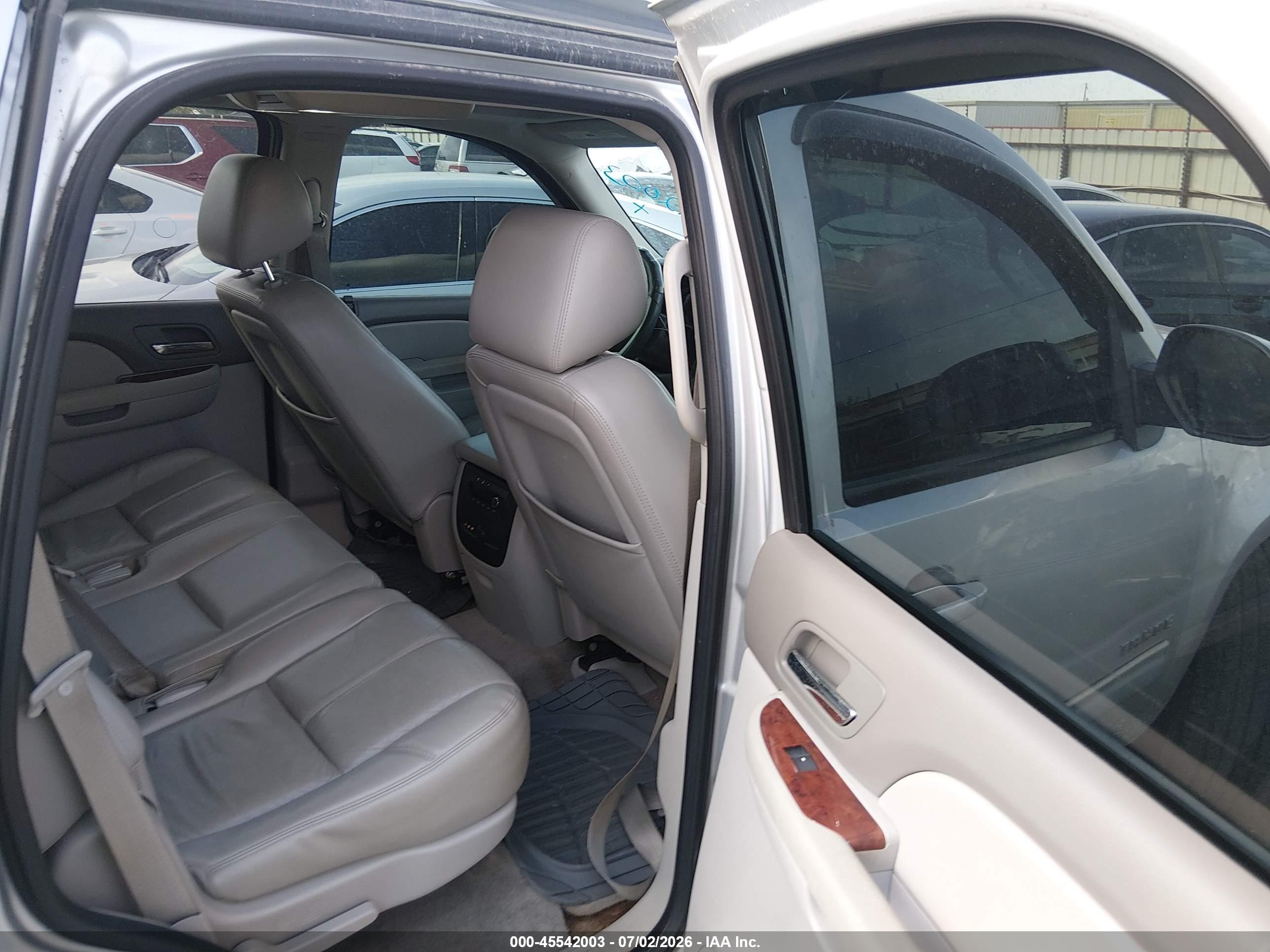 2012 Chevrolet Tahoe Lt Silver vin: 1GNSCBE01CR107022
