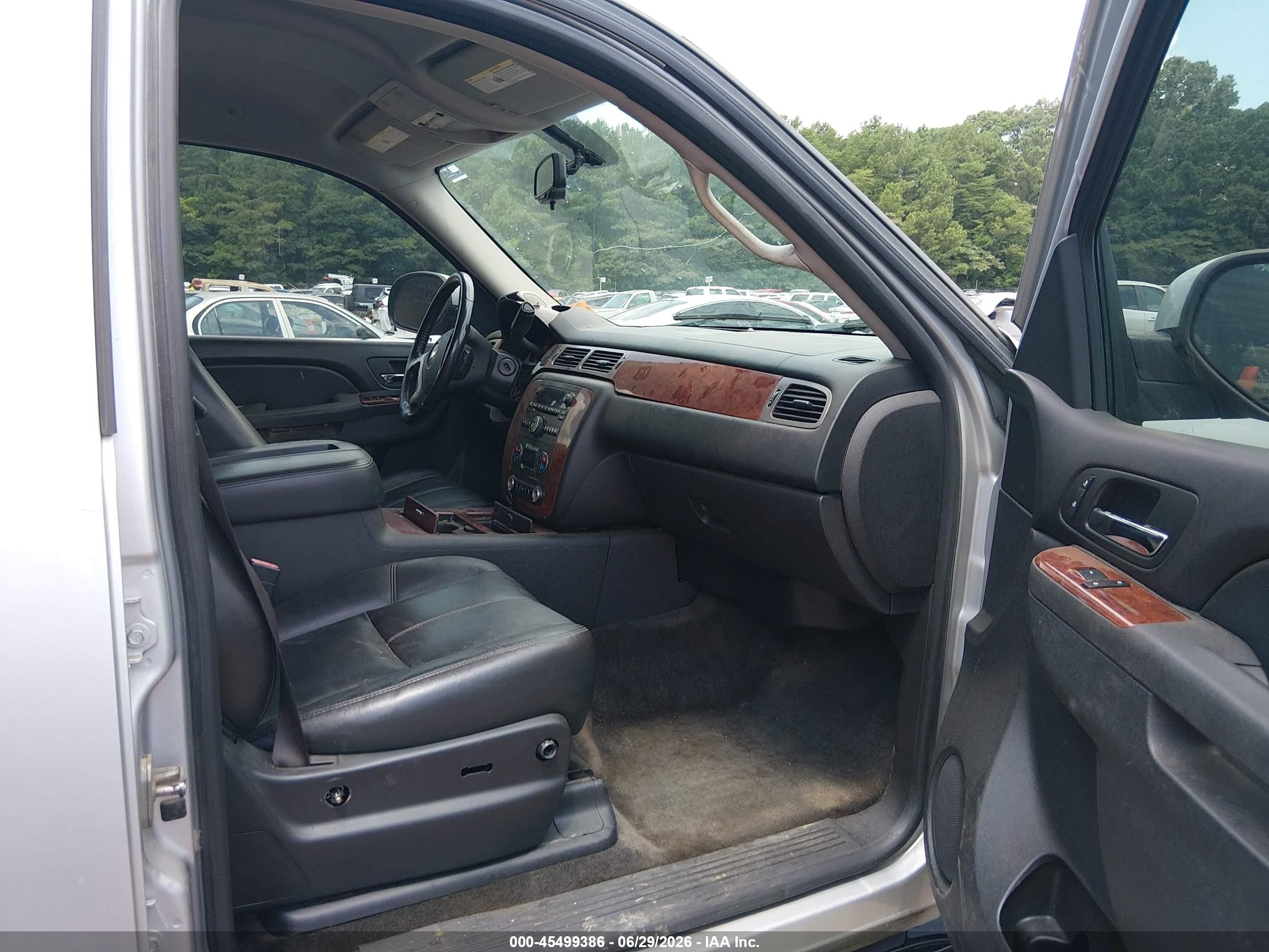 2013 Chevrolet Tahoe Lt Silver vin: 1GNSCBE01DR133749