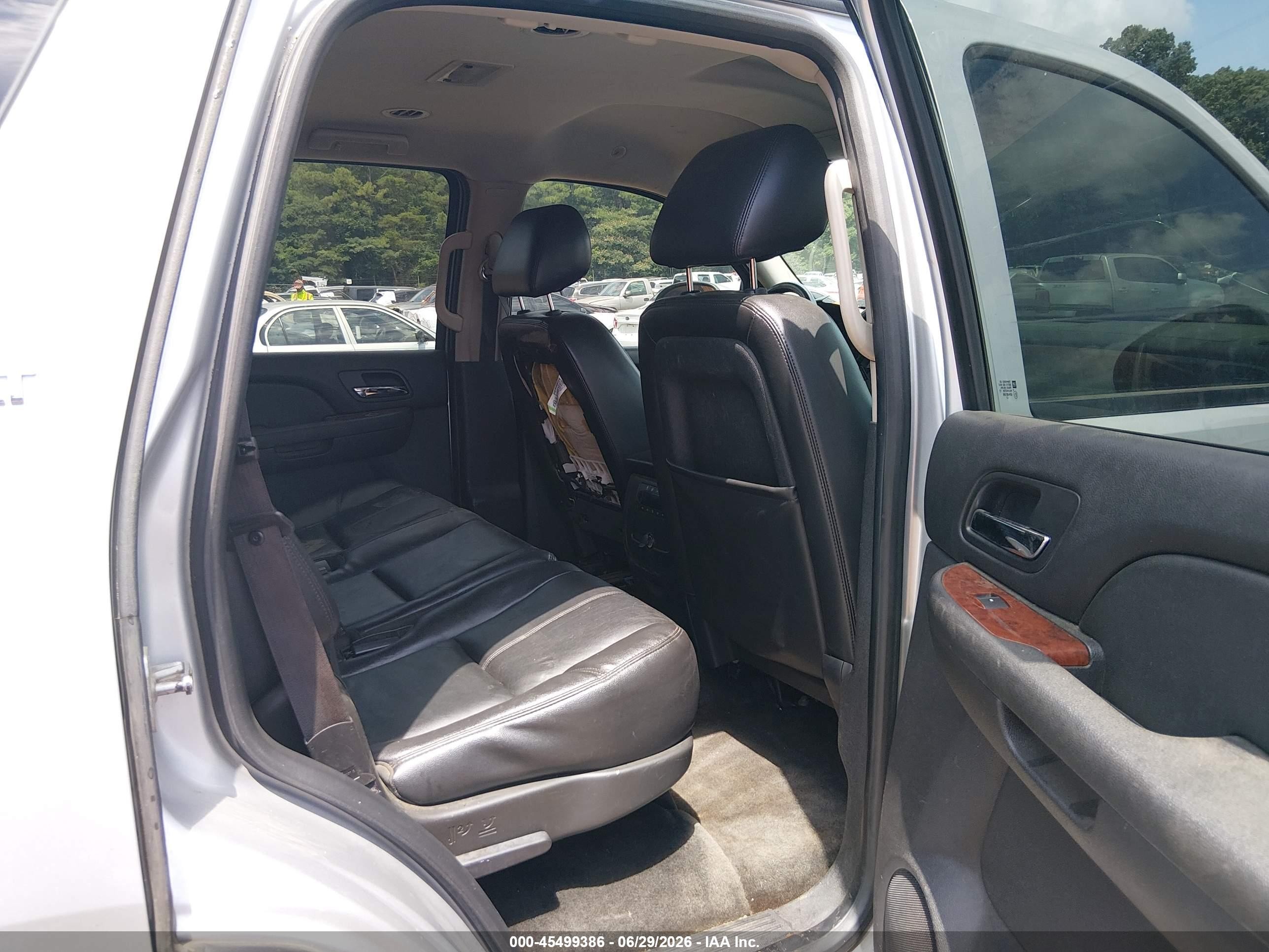2013 Chevrolet Tahoe Lt Silver vin: 1GNSCBE01DR133749