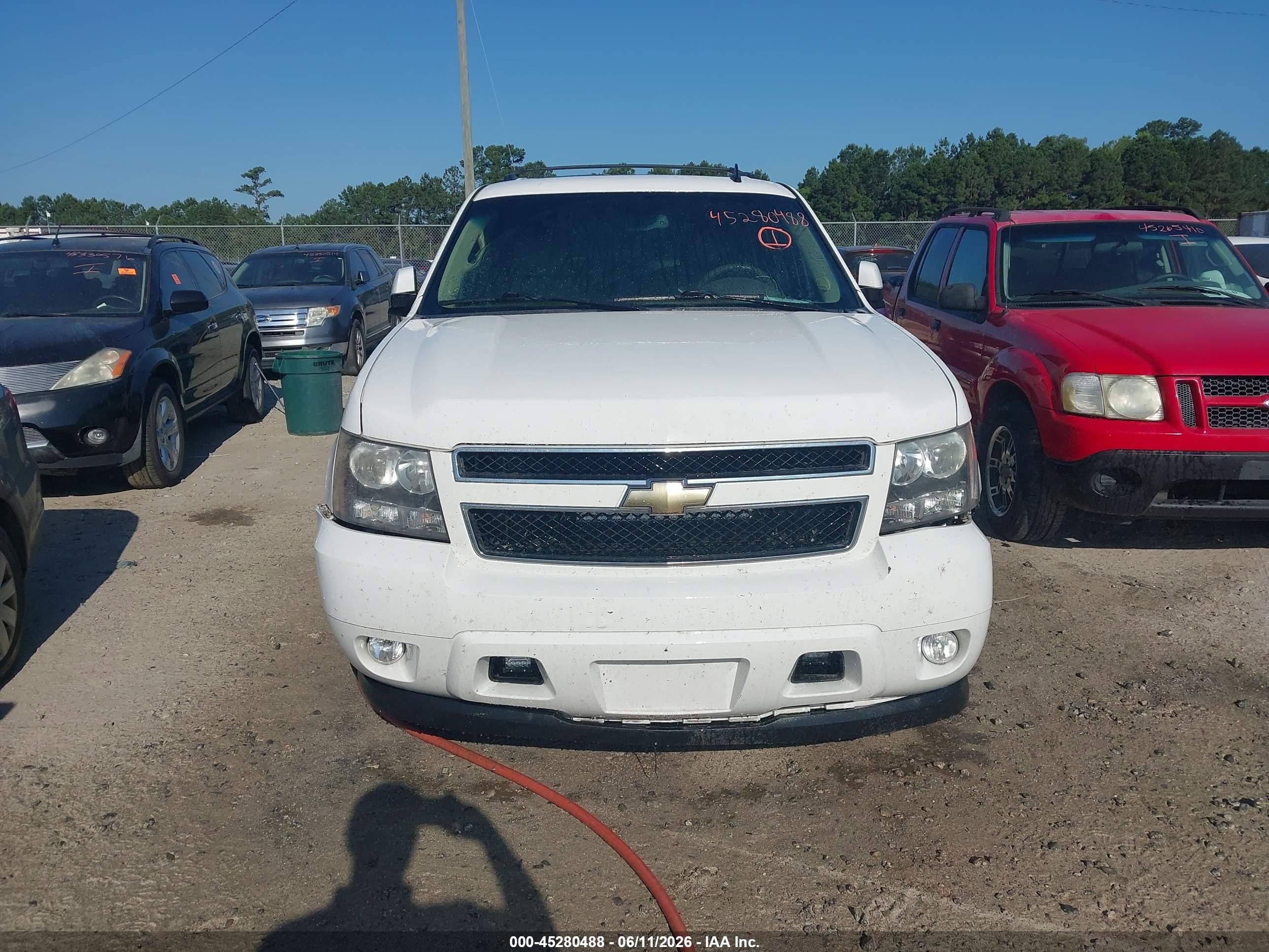 2011 Chevrolet Tahoe Lt White vin: 1GNSCBE02BR247837