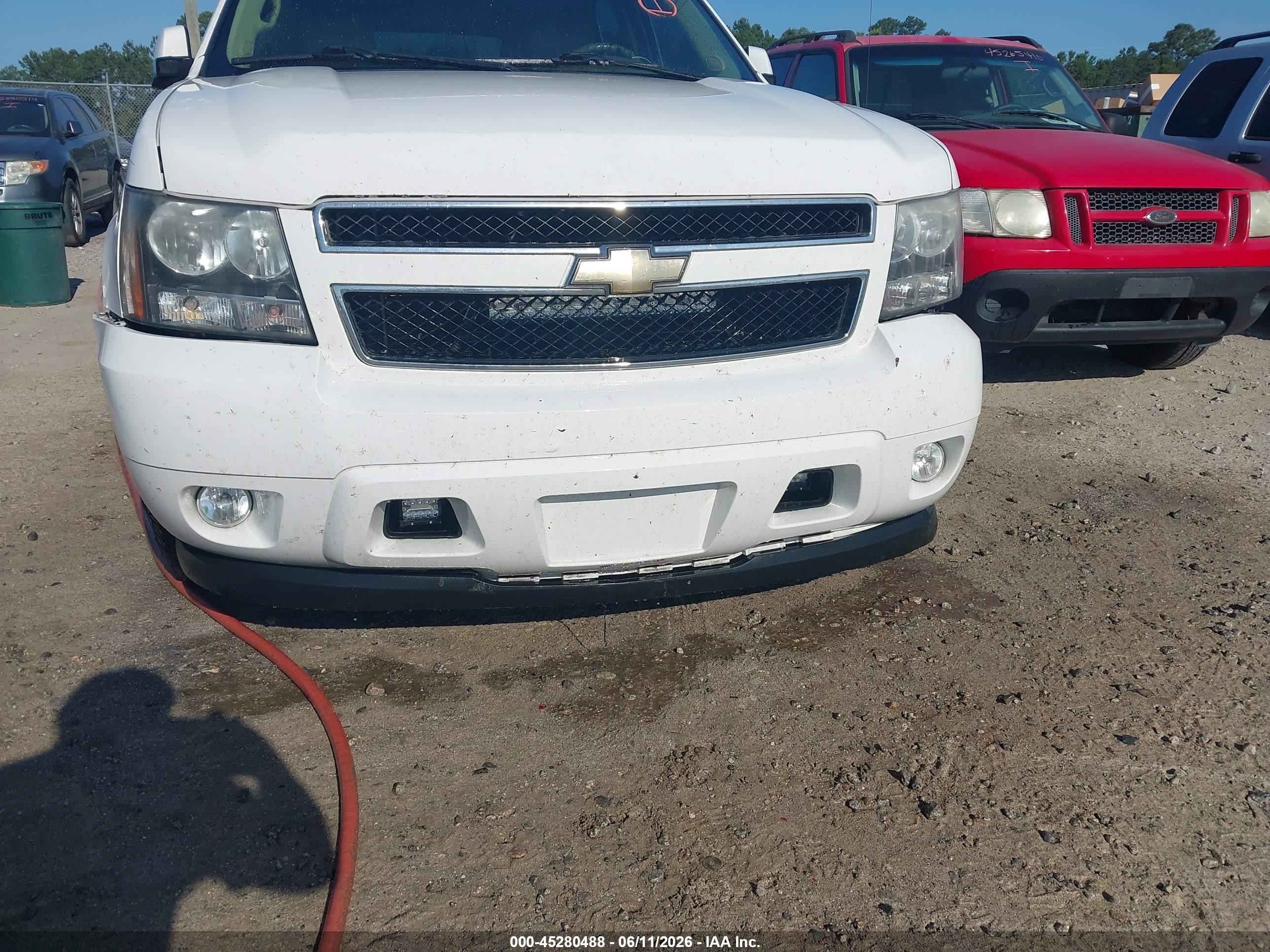 2011 Chevrolet Tahoe Lt White vin: 1GNSCBE02BR247837