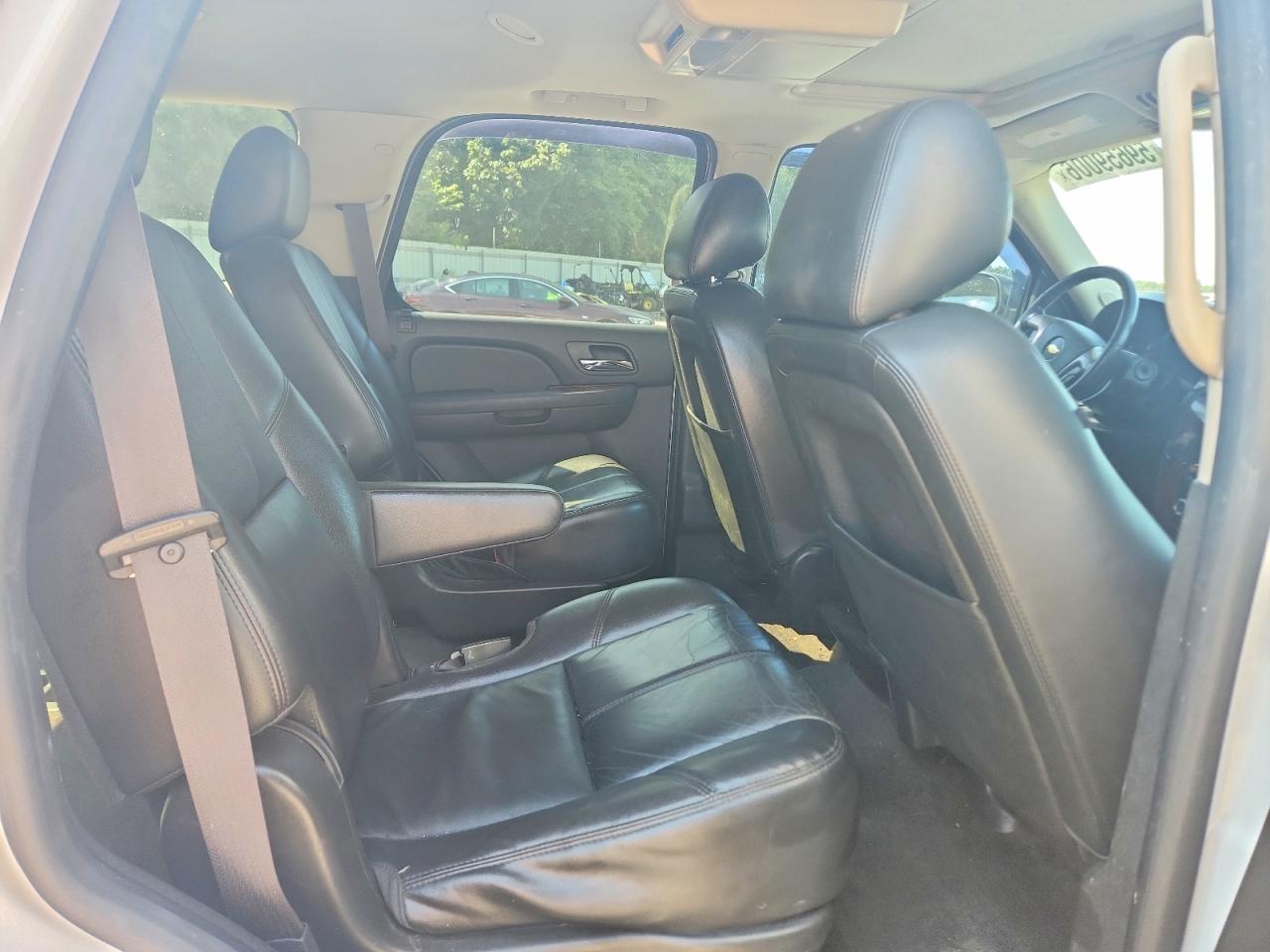 2013 Chevrolet Tahoe C1500 Lt White vin: 1GNSCBE03DR359775