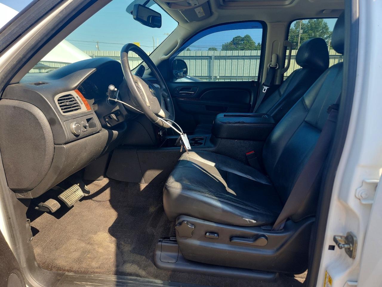 2013 Chevrolet Tahoe C1500 Lt White vin: 1GNSCBE03DR359775