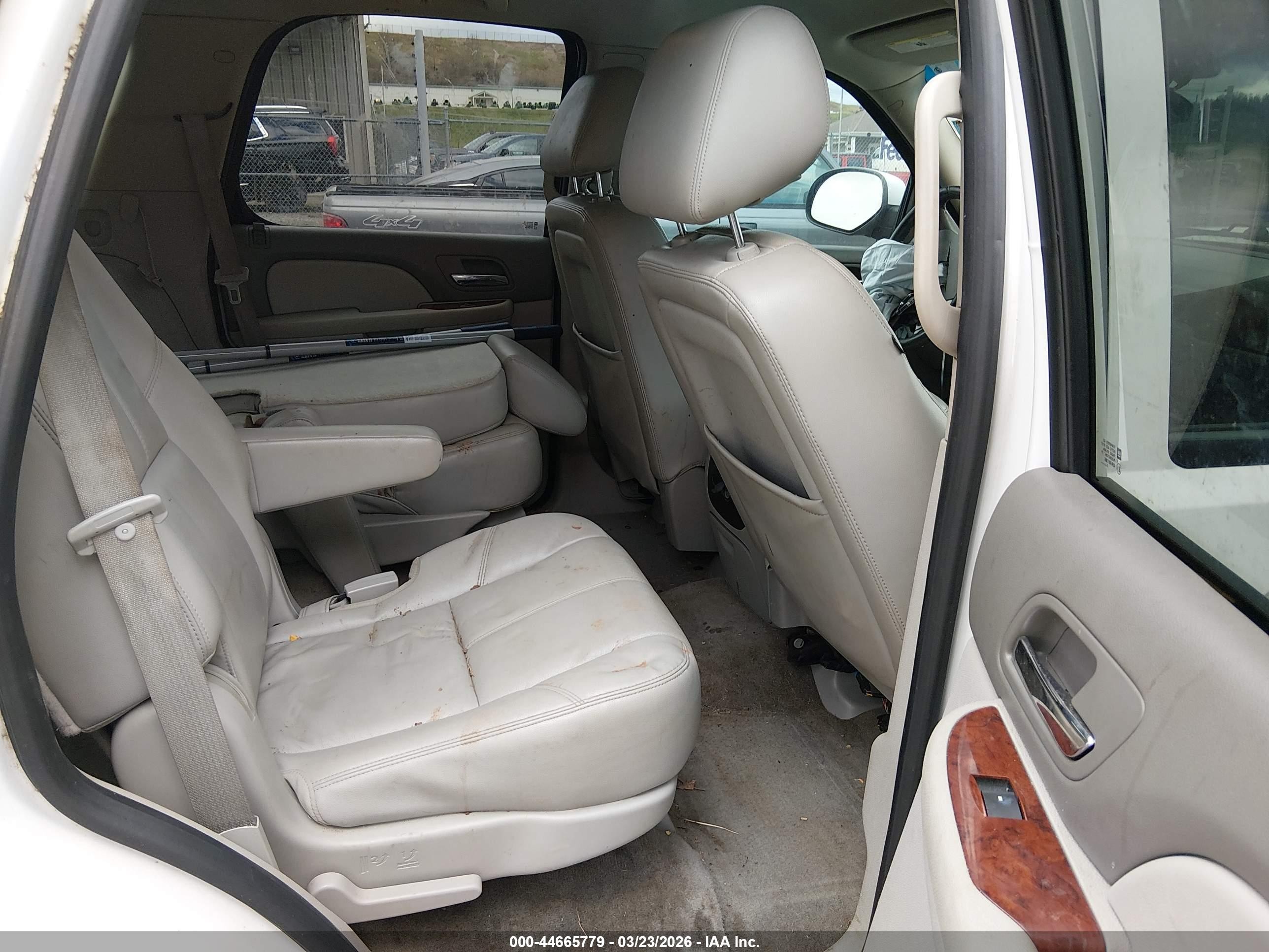 2014 Chevrolet Tahoe Lt Белый vin: 1GNSCBE03ER107753