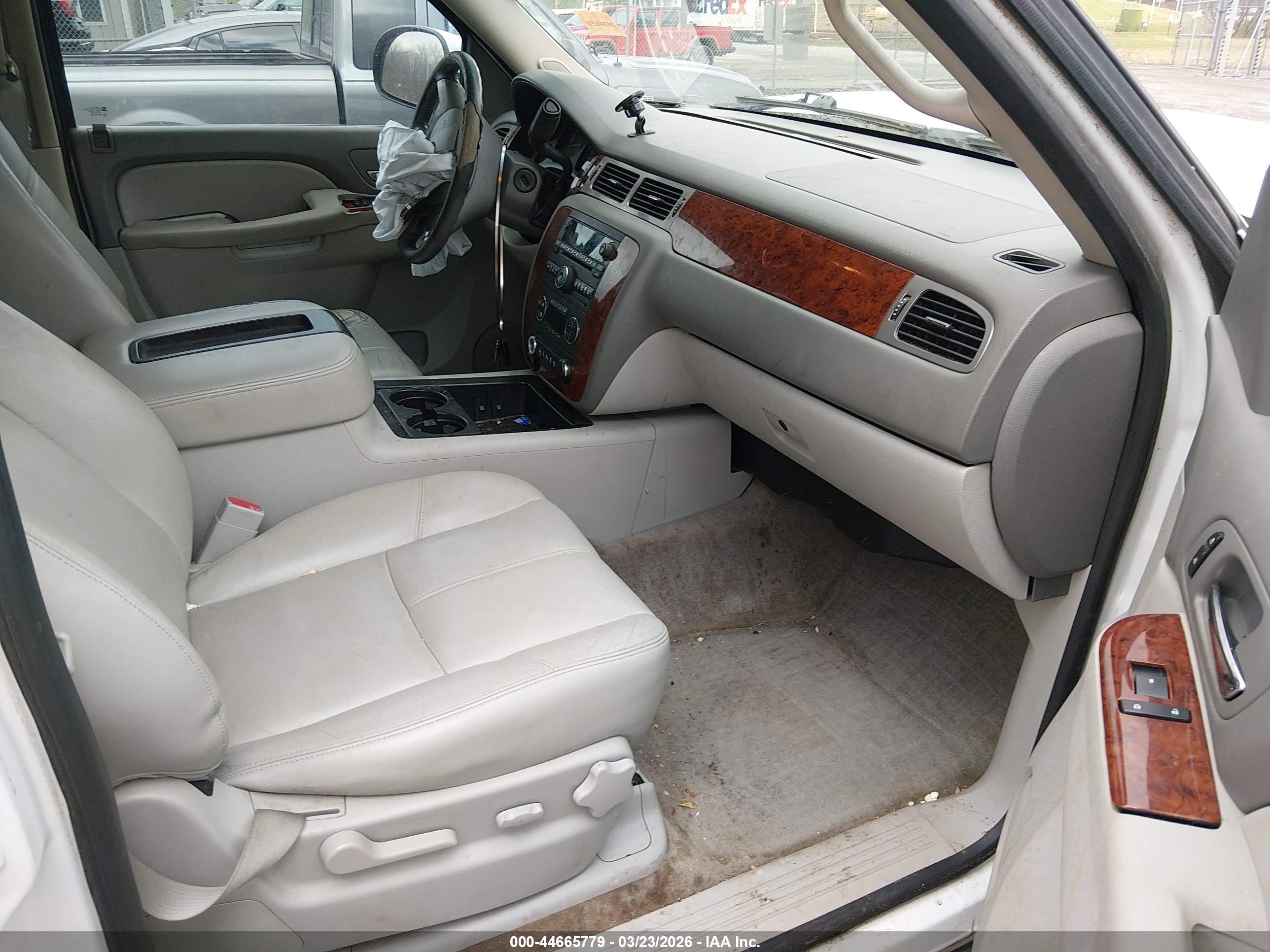 2014 Chevrolet Tahoe Lt Белый vin: 1GNSCBE03ER107753