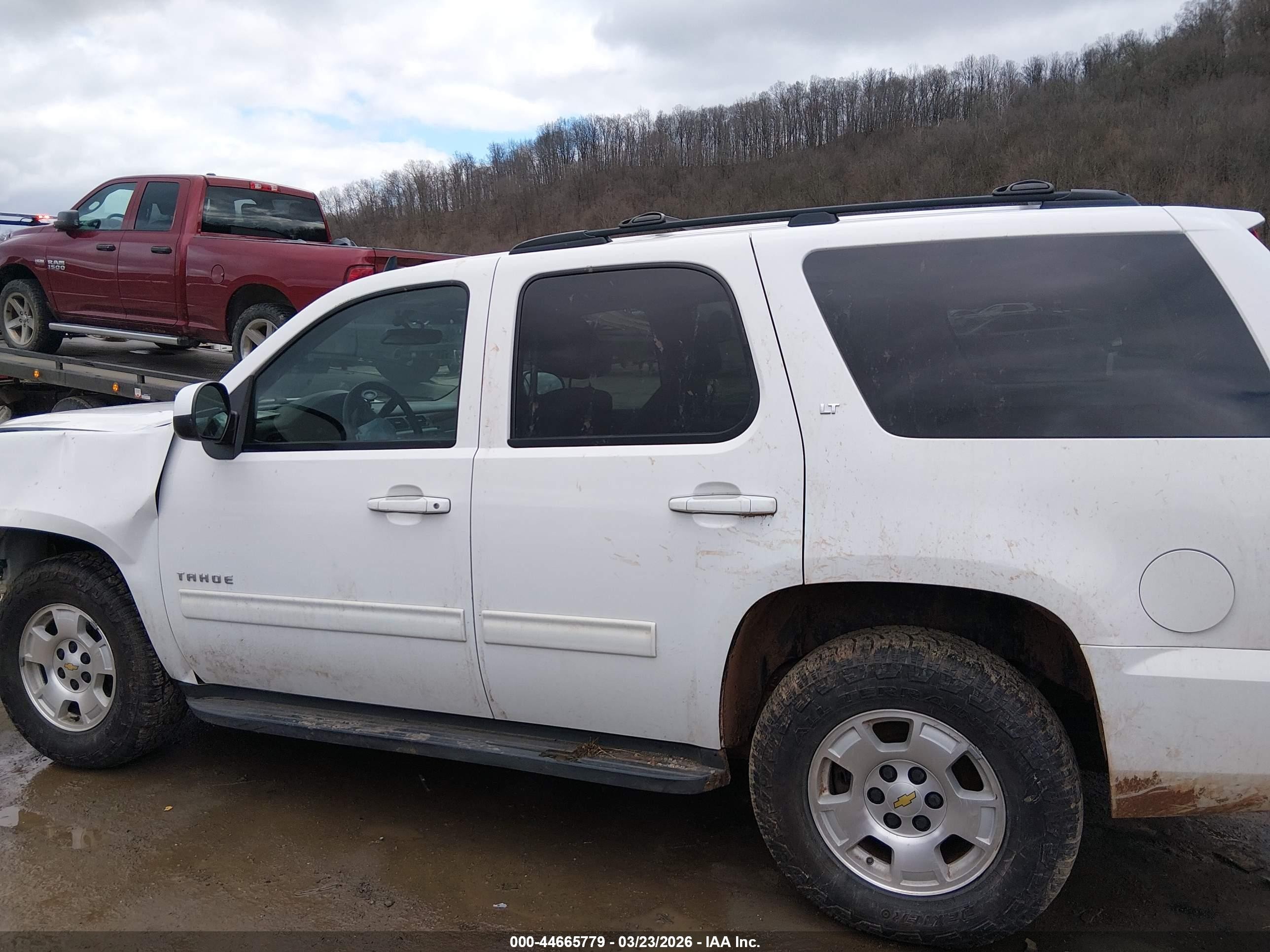 2014 Chevrolet Tahoe Lt Белый vin: 1GNSCBE03ER107753
