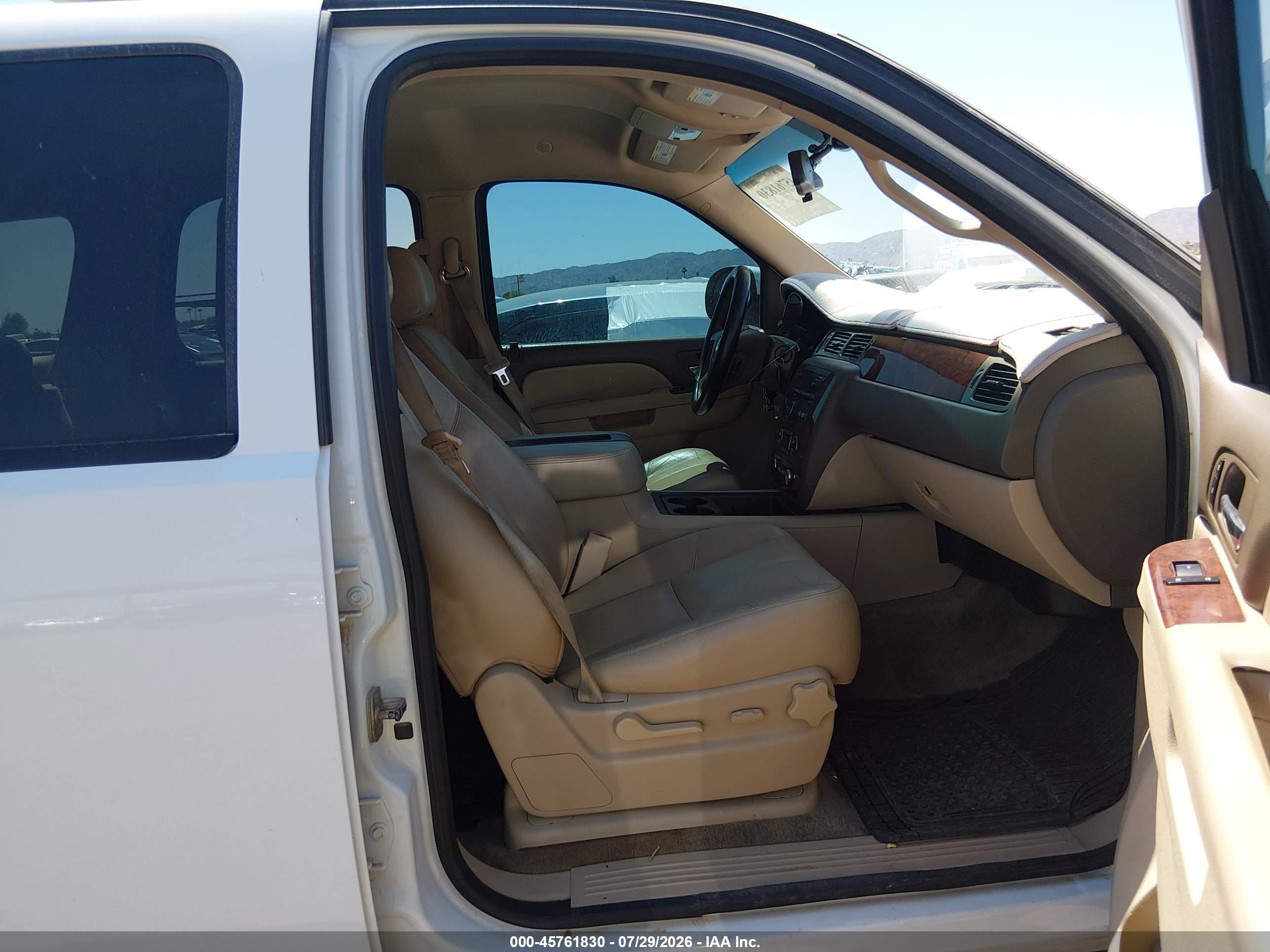 2013 Chevrolet Tahoe Lt White vin: 1GNSCBE04DR305434