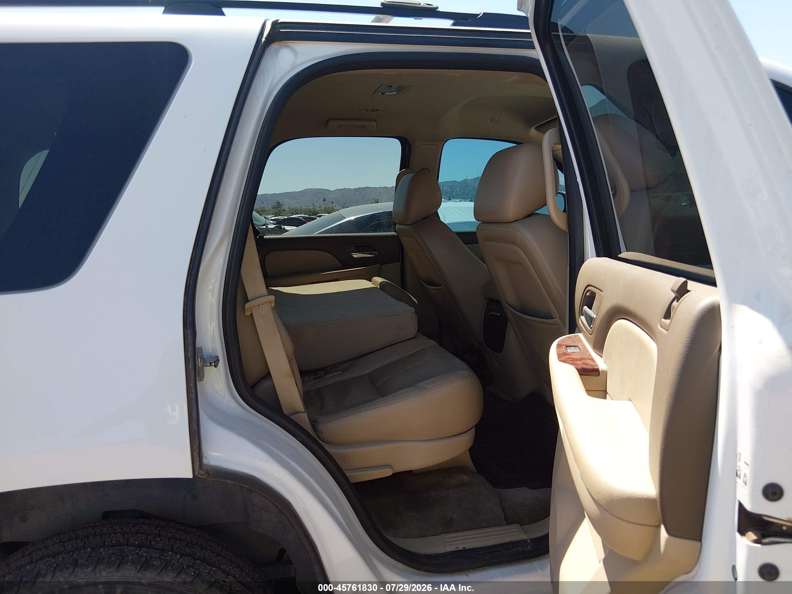 2013 Chevrolet Tahoe Lt White vin: 1GNSCBE04DR305434