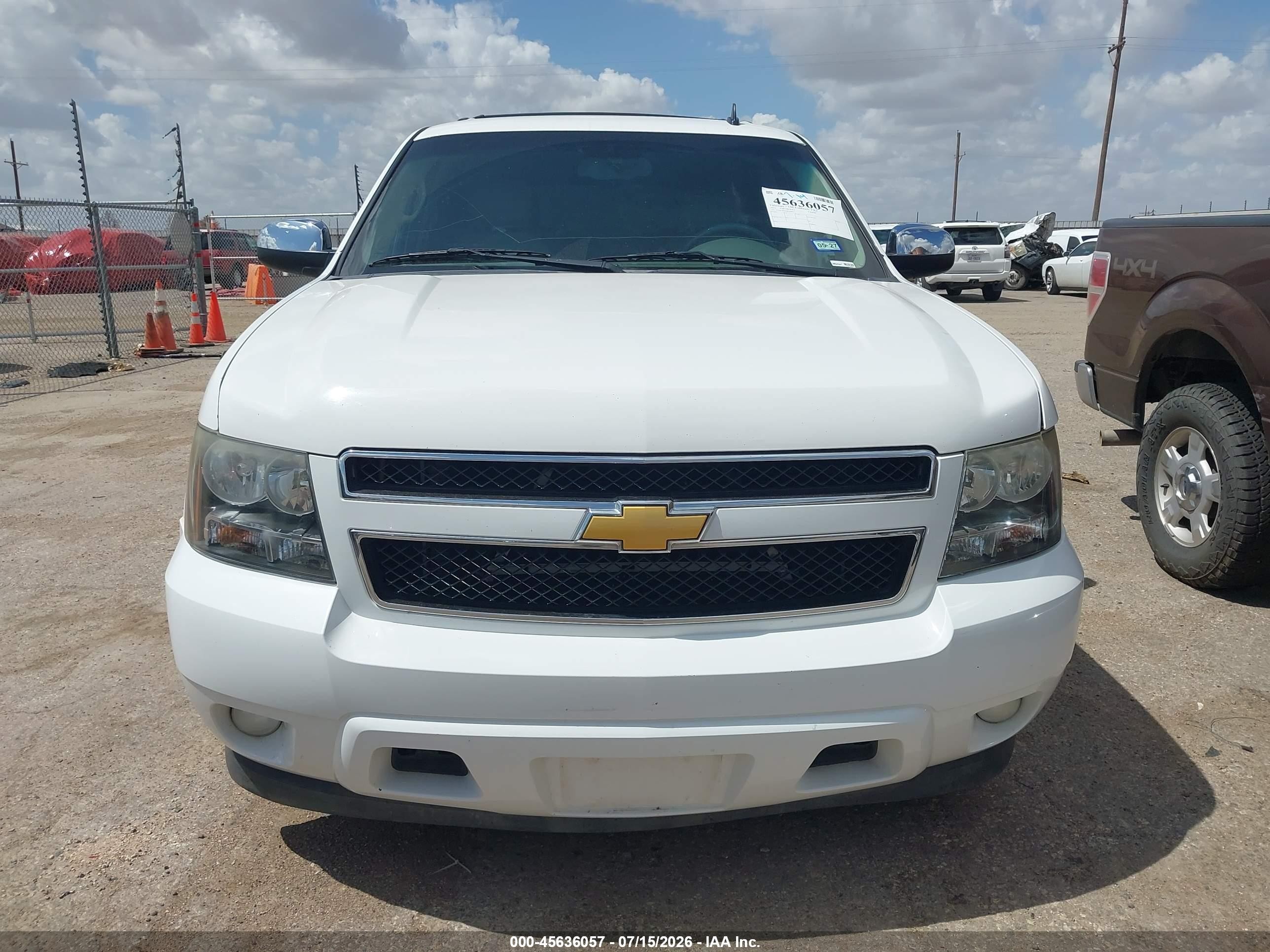 2013 Chevrolet Tahoe Lt White vin: 1GNSCBE05DR296842