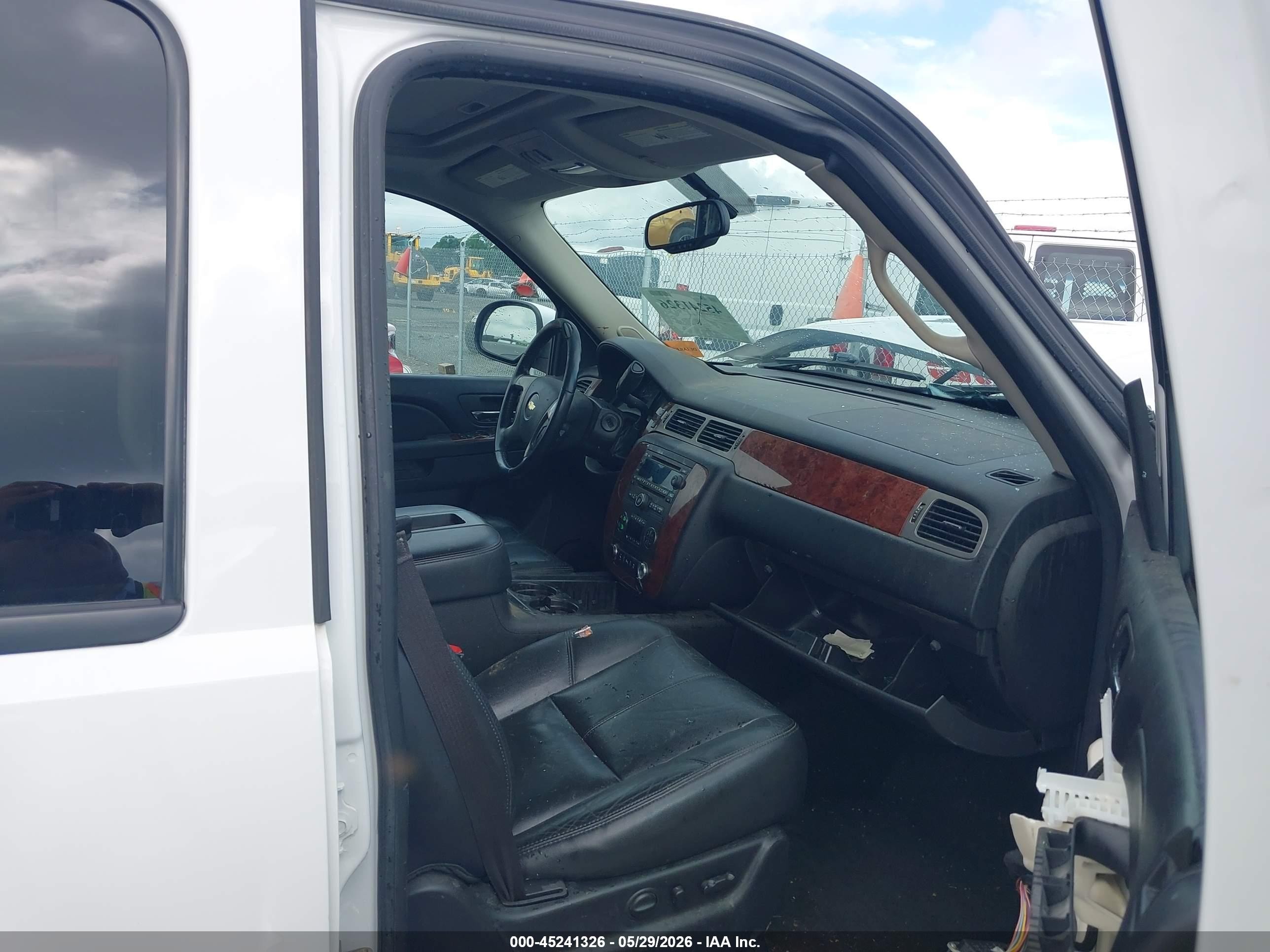 2013 Chevrolet Tahoe Lt White vin: 1GNSCBE05DR369756