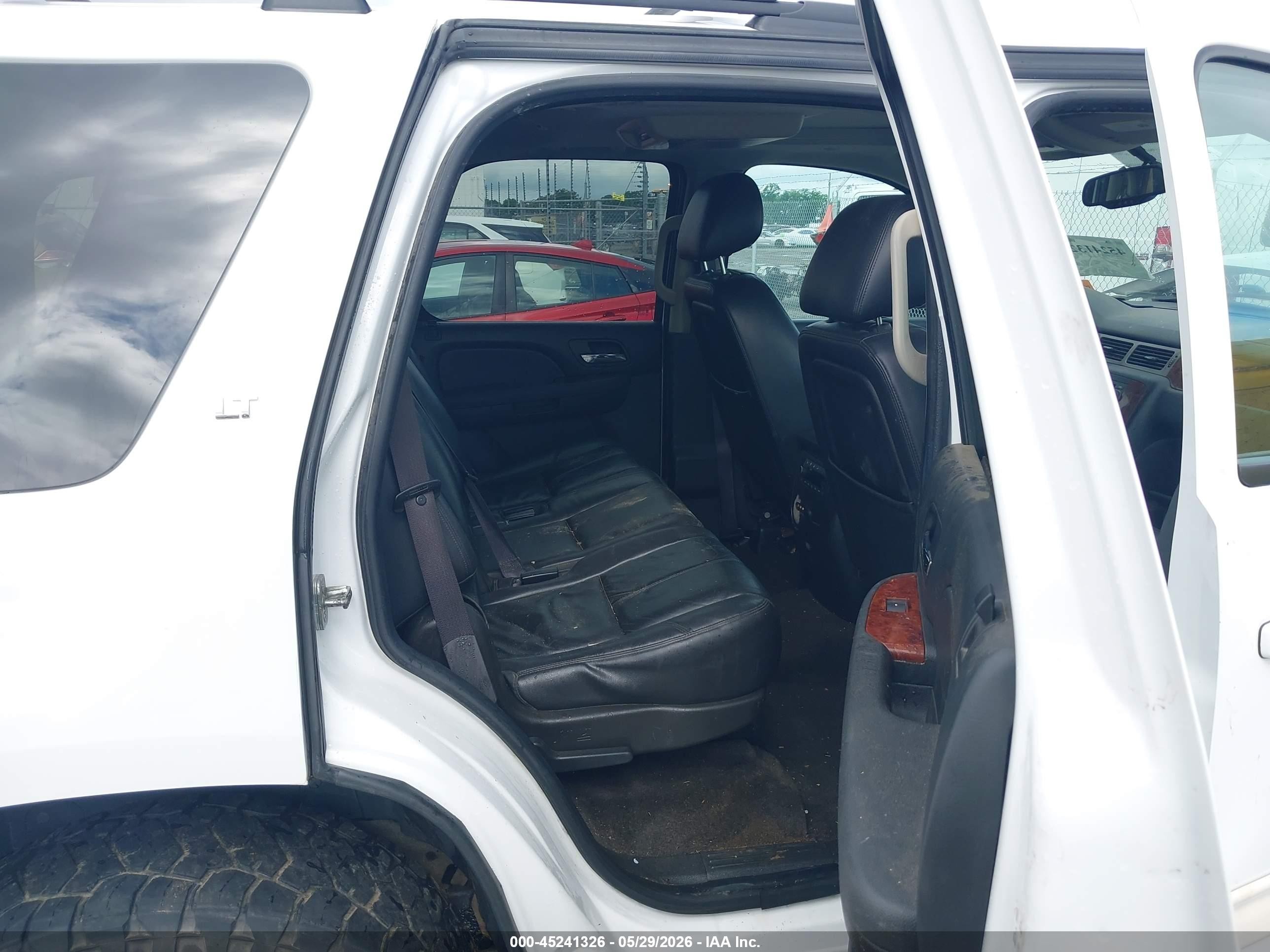 2013 Chevrolet Tahoe Lt White vin: 1GNSCBE05DR369756