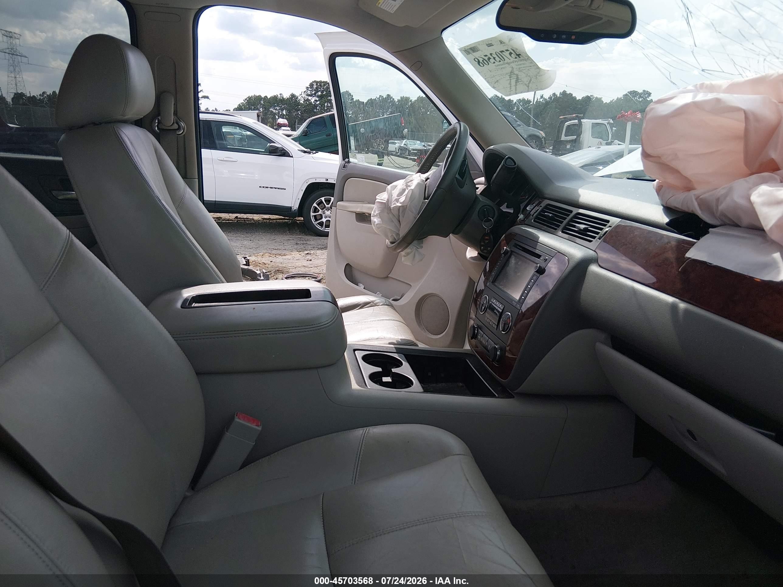 2013 Chevrolet Tahoe Lt White vin: 1GNSCBE05DR379414