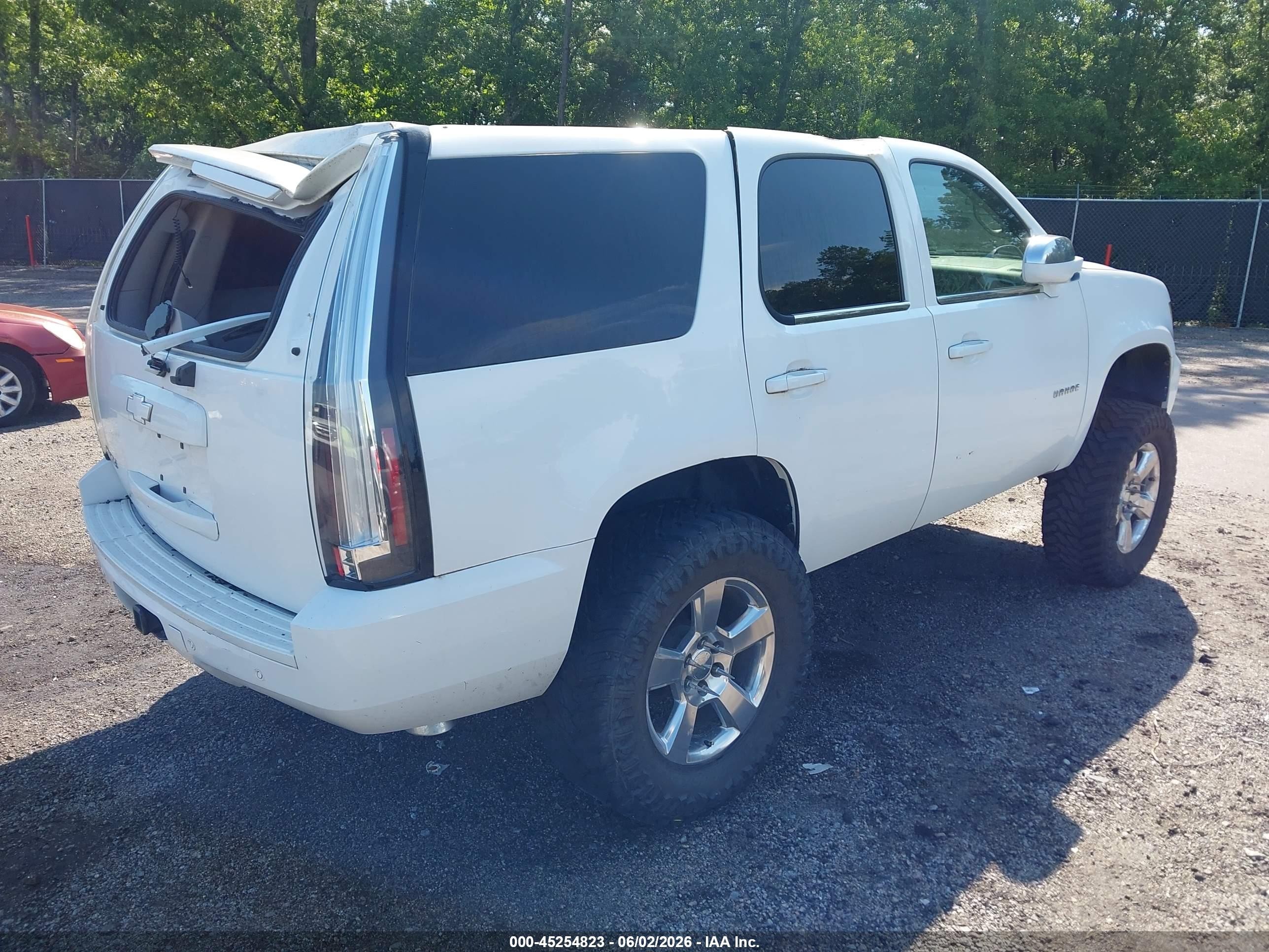 2012 Chevrolet Tahoe Lt White vin: 1GNSCBE06CR153056