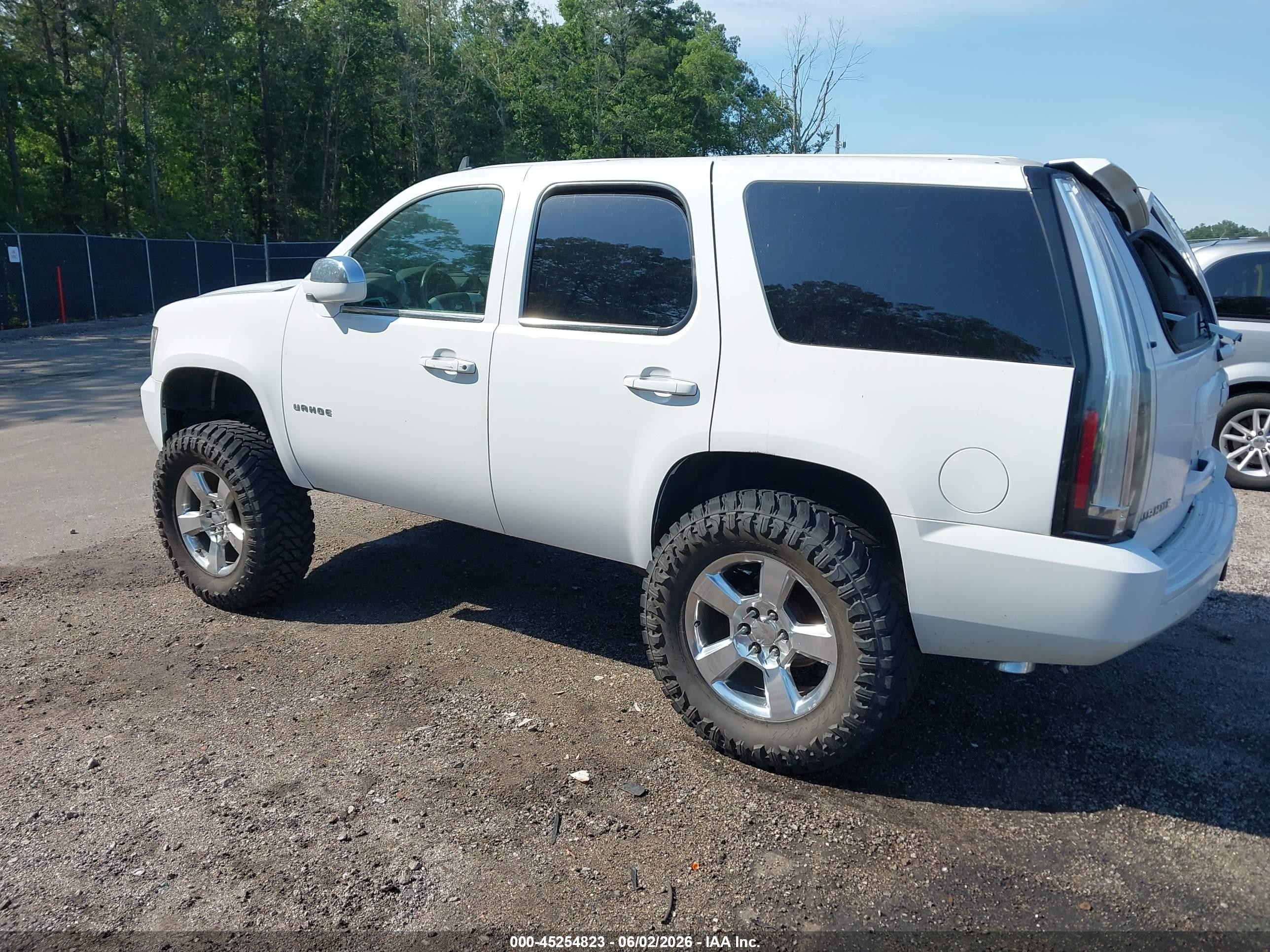 2012 Chevrolet Tahoe Lt White vin: 1GNSCBE06CR153056