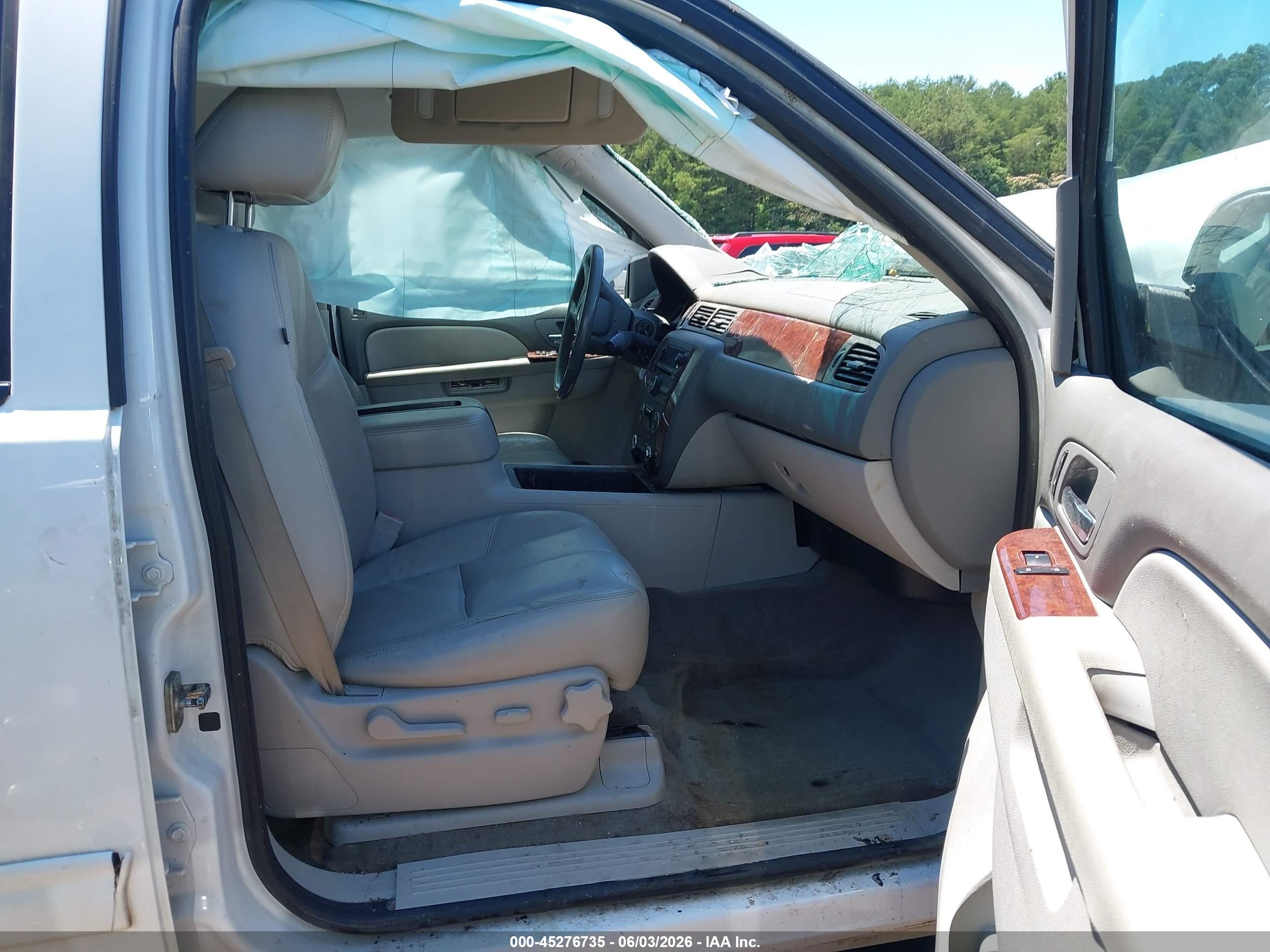 2013 Chevrolet Tahoe Lt White vin: 1GNSCBE06DR131835