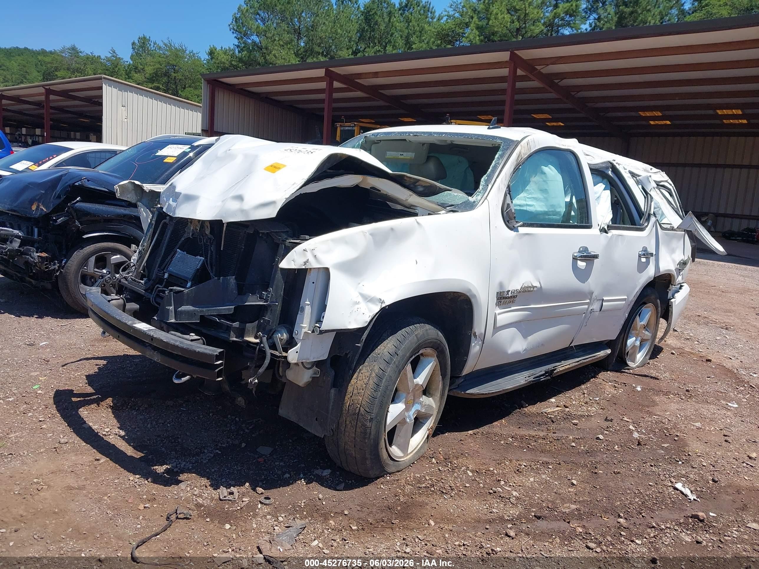 2013 Chevrolet Tahoe Lt White vin: 1GNSCBE06DR131835